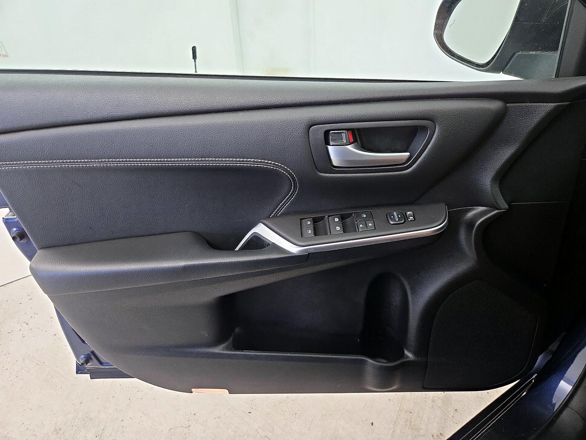 Thumbnail: 2015 Toyota Camry - 12