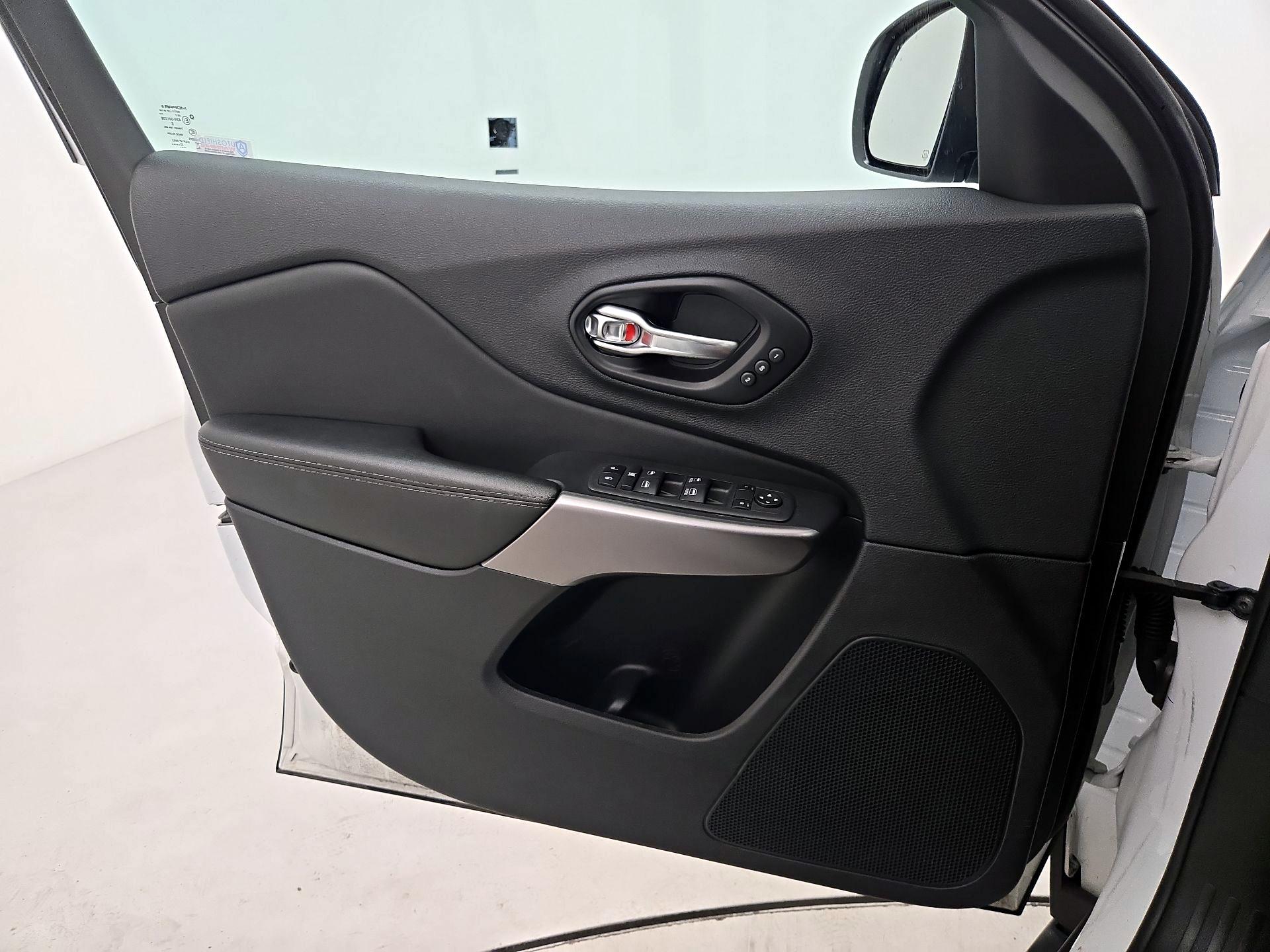 Thumbnail: 2022 Jeep Cherokee - 10