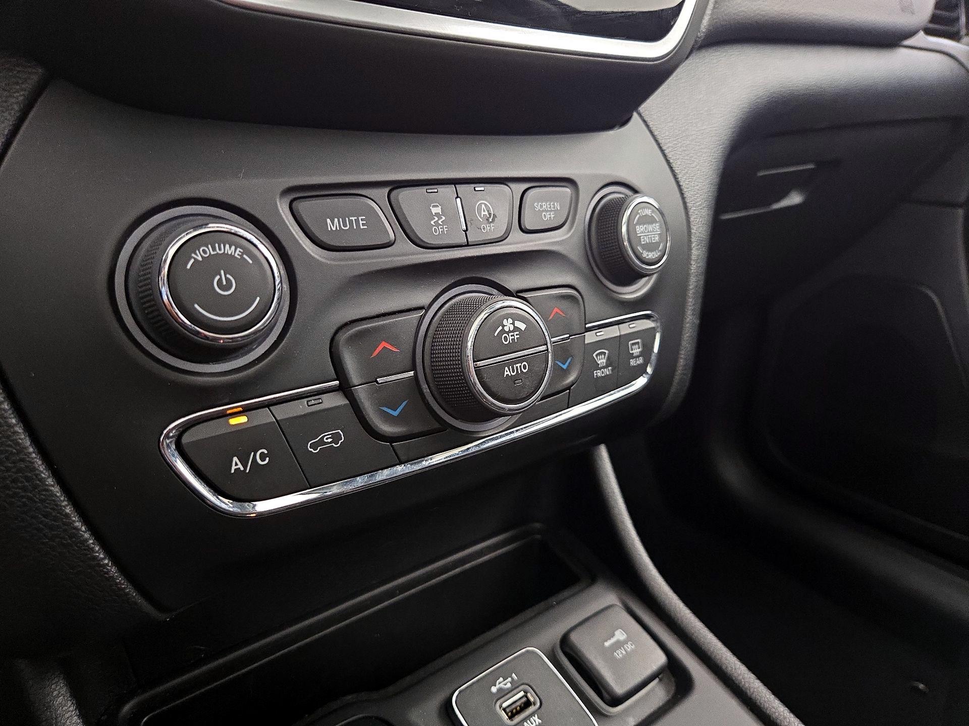 Thumbnail: 2022 Jeep Cherokee - 14