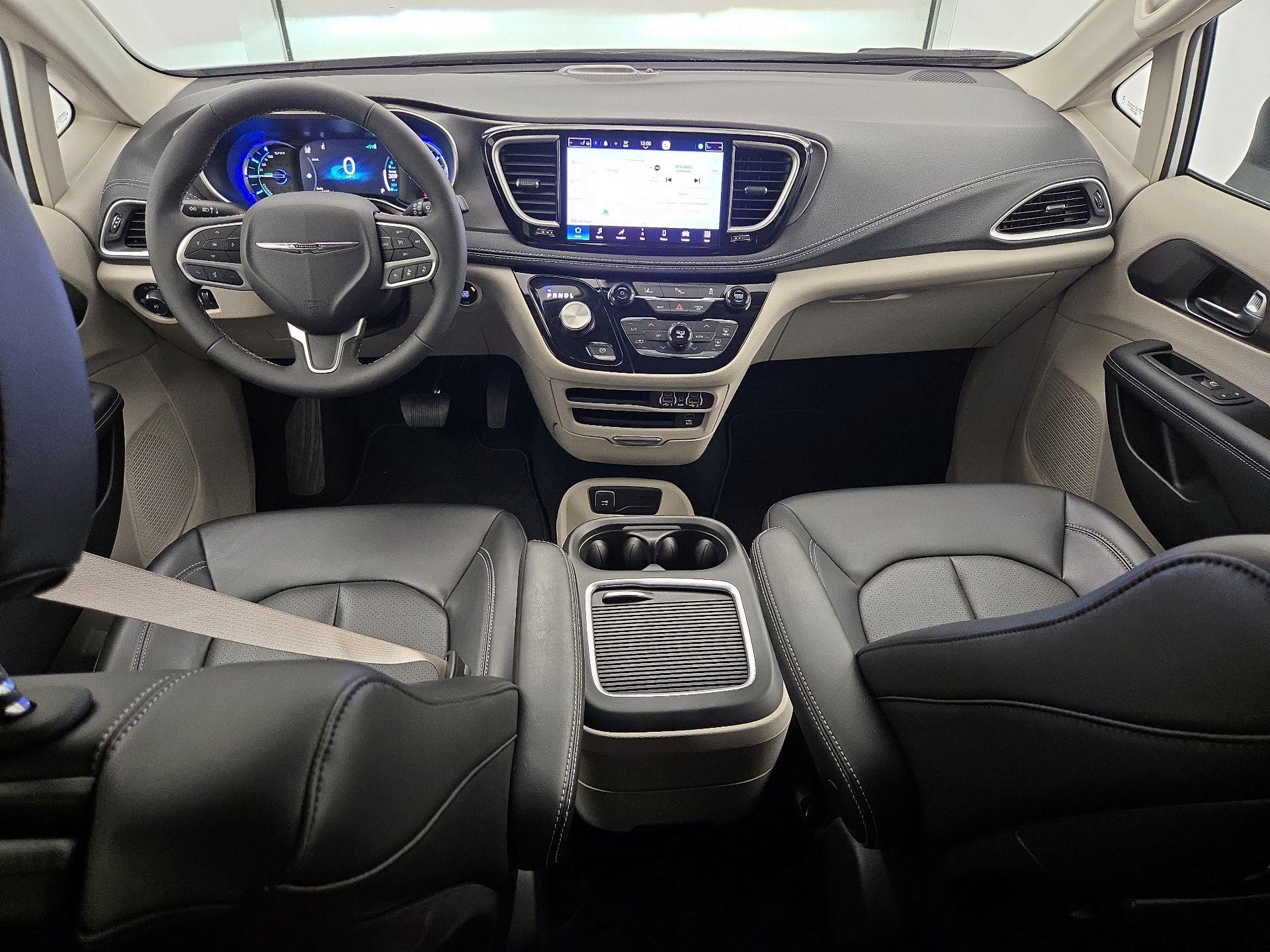 Thumbnail: 2023 Chrysler Pacifica - 9