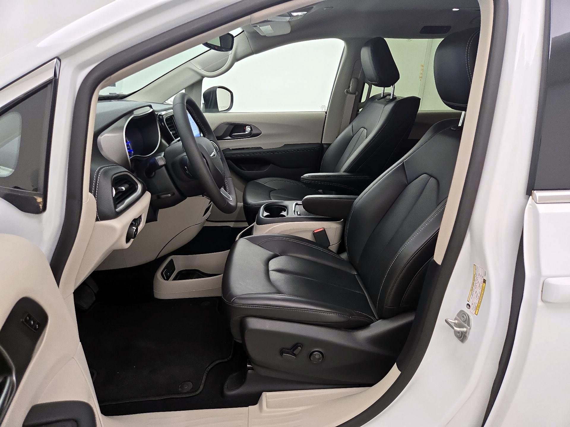 Thumbnail: 2023 Chrysler Pacifica - 11