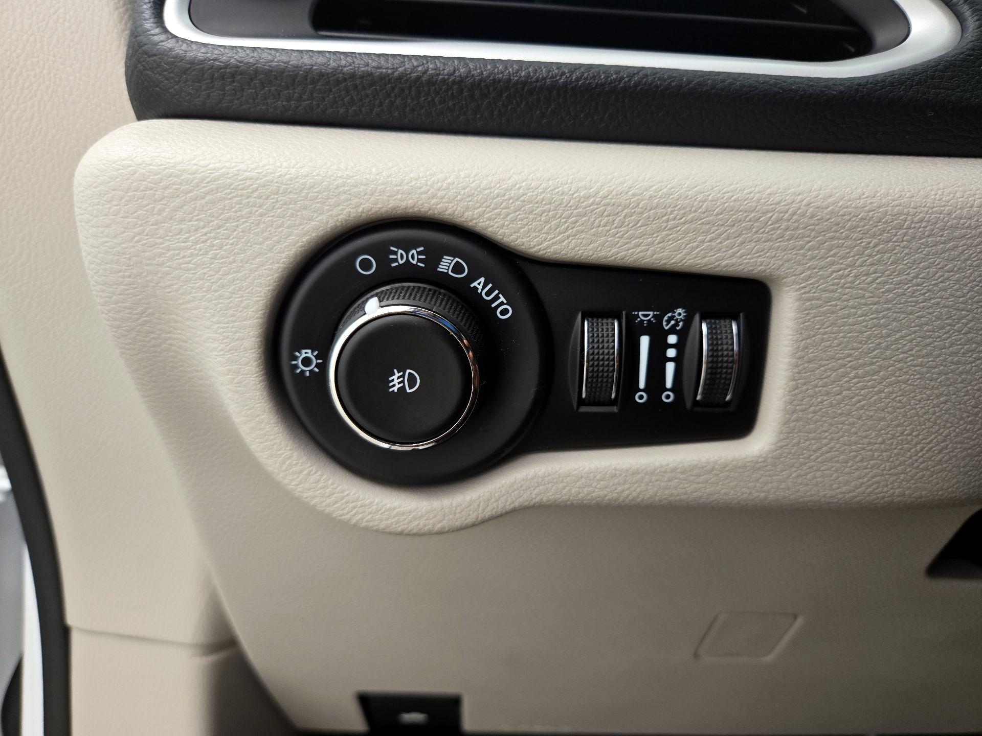 Thumbnail: 2023 Chrysler Pacifica - 13