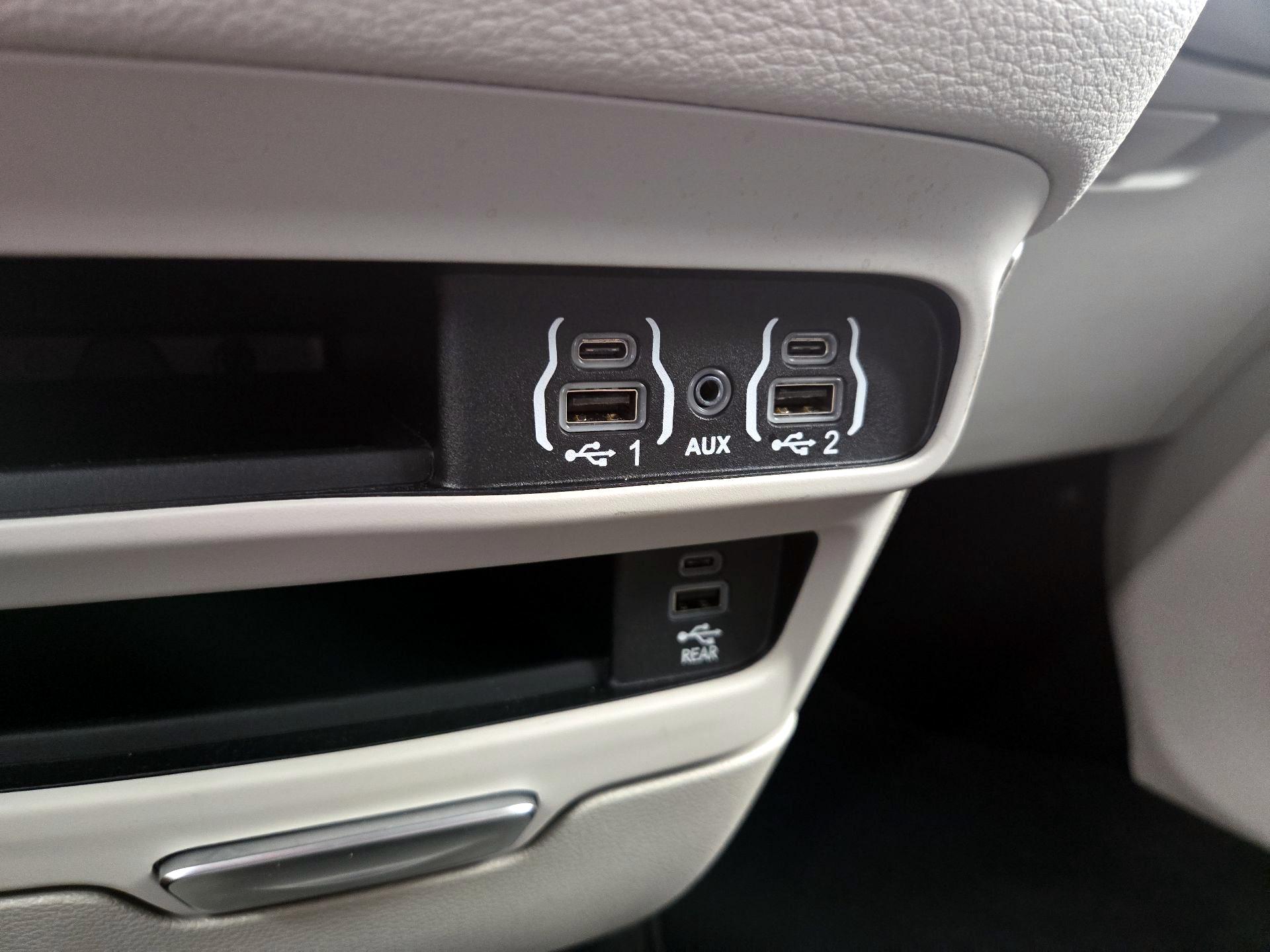 Thumbnail: 2023 Chrysler Pacifica - 19