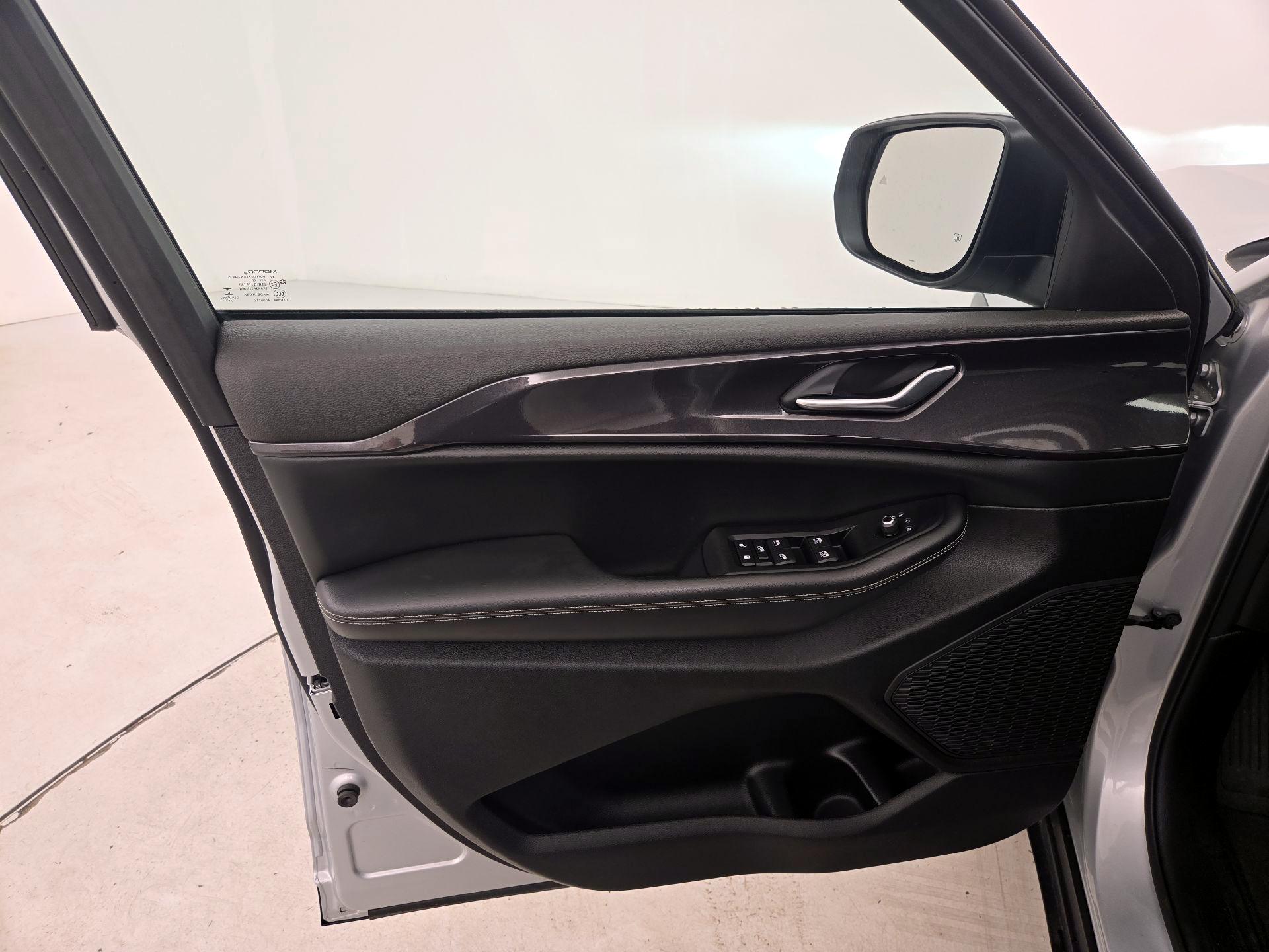 Thumbnail: 2023 Jeep Grand Cherokee - 12