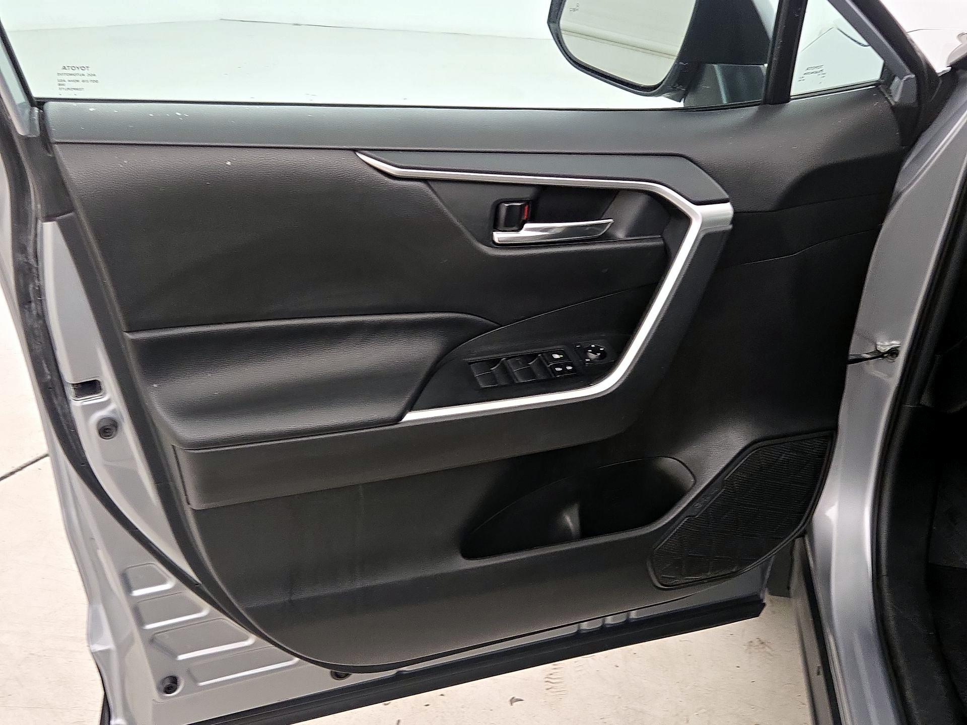 Thumbnail: 2020 Toyota RAV4 - 10
