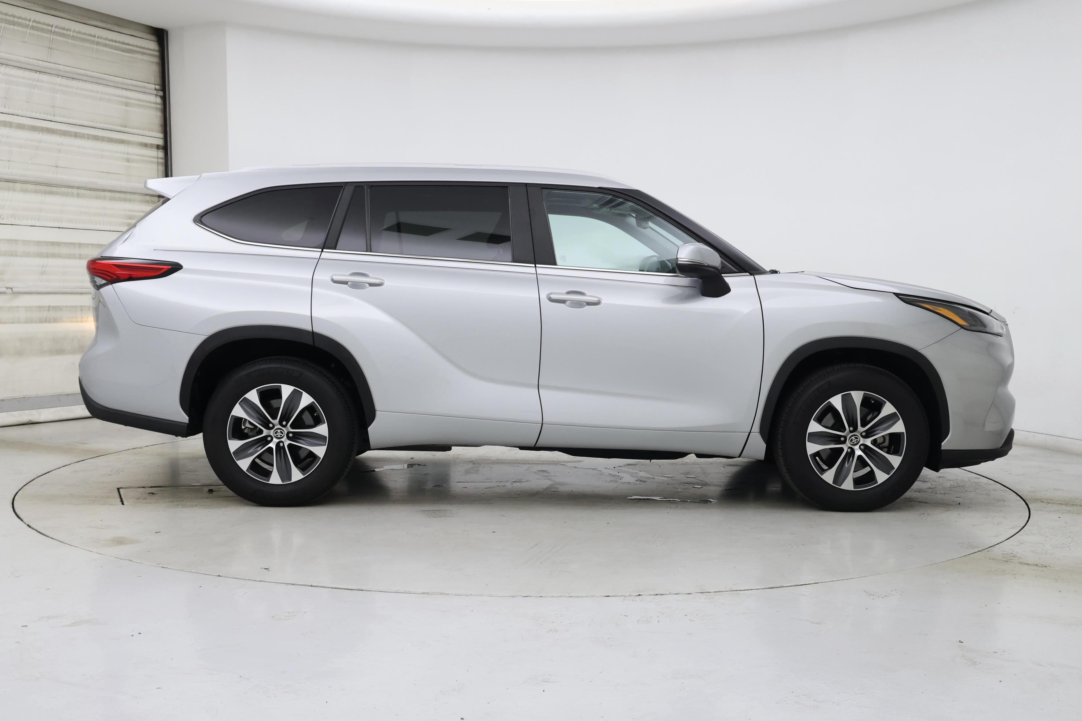 Thumbnail: 2023 Toyota Highlander - 7