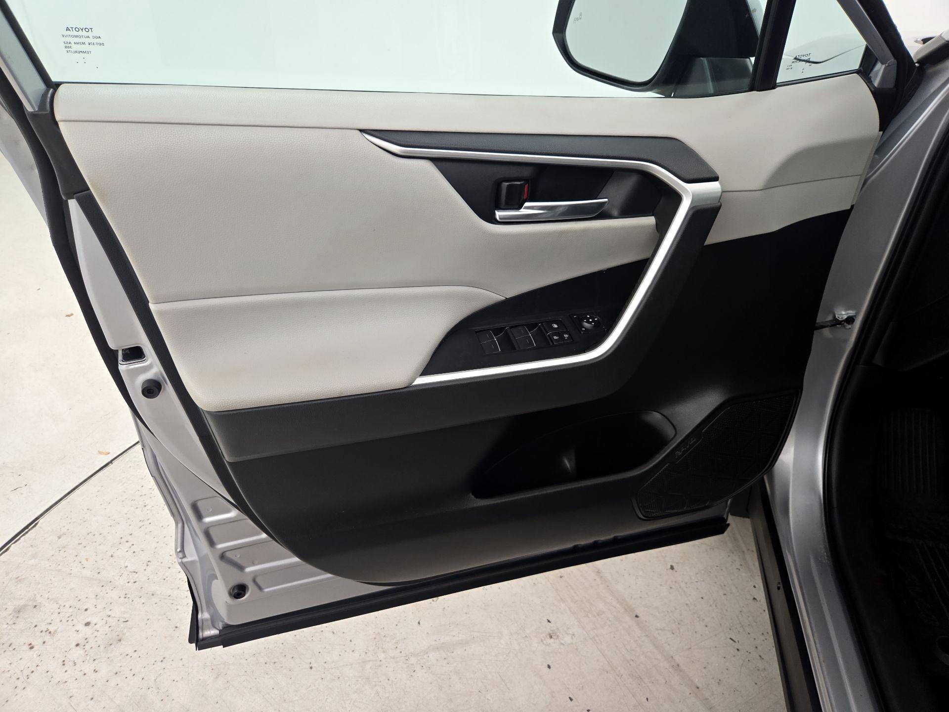 Thumbnail: 2022 Toyota RAV4 - 12
