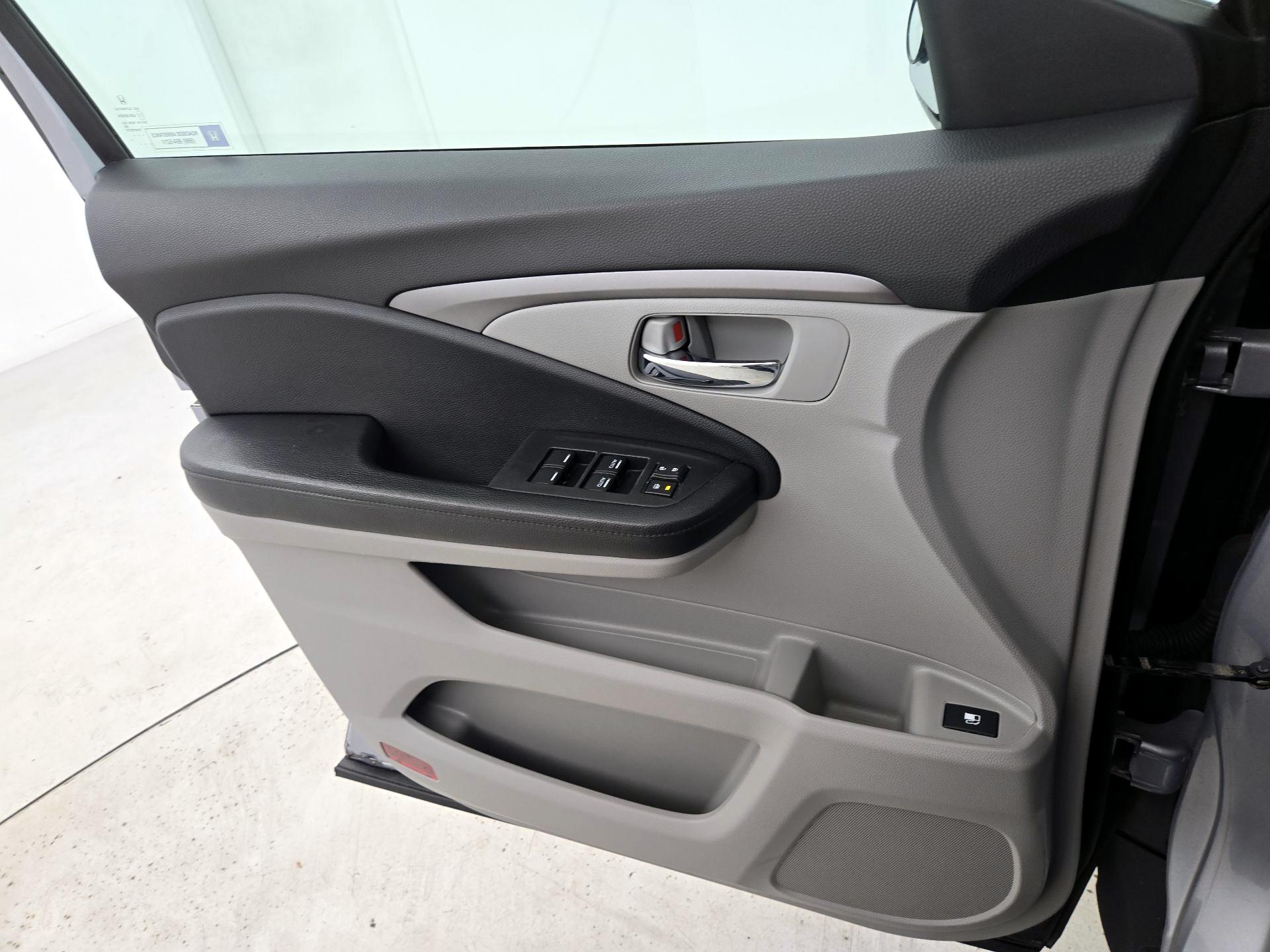 Thumbnail: 2017 Honda Pilot - 12