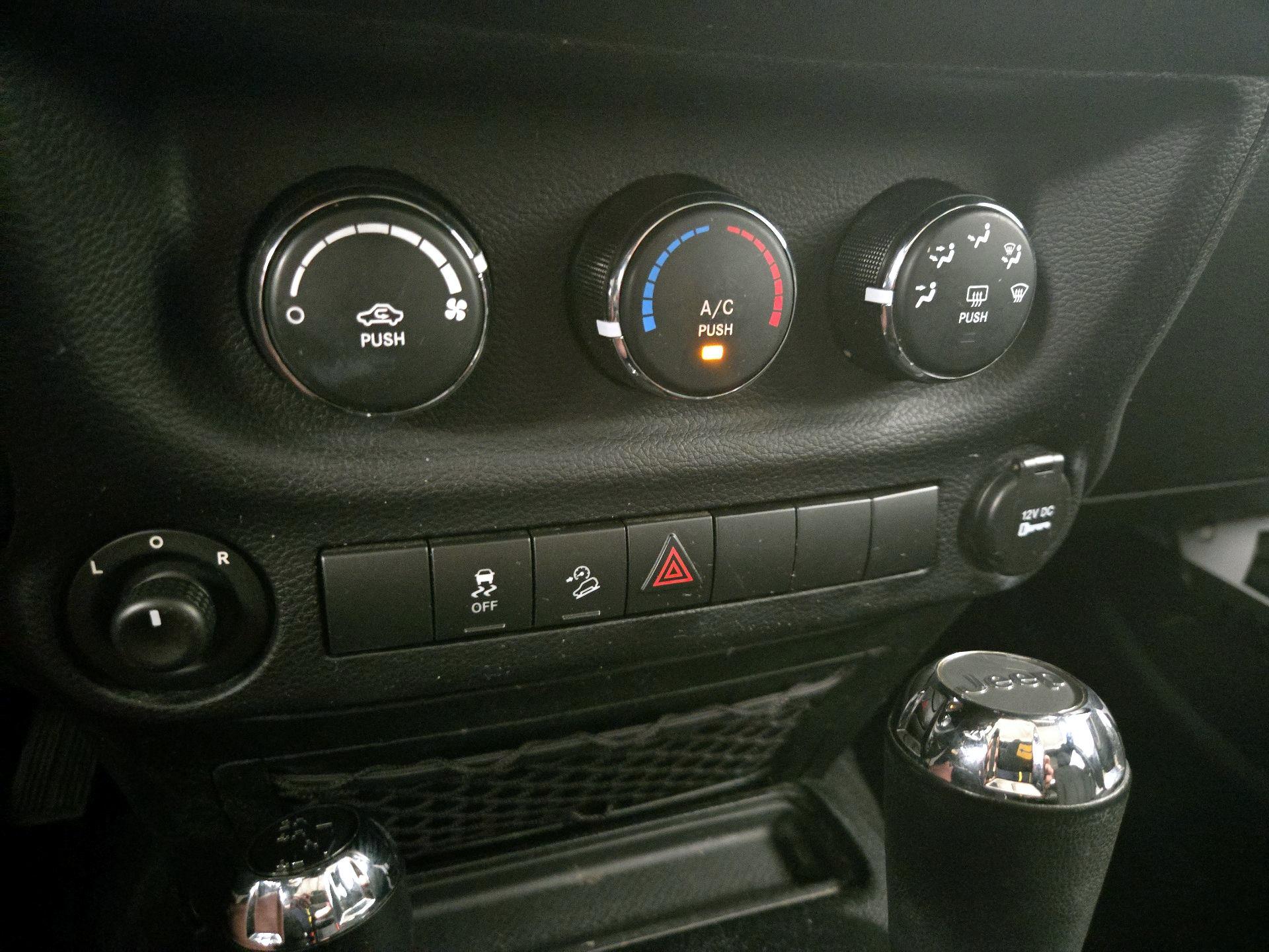Thumbnail: 2016 Jeep Wrangler - 14