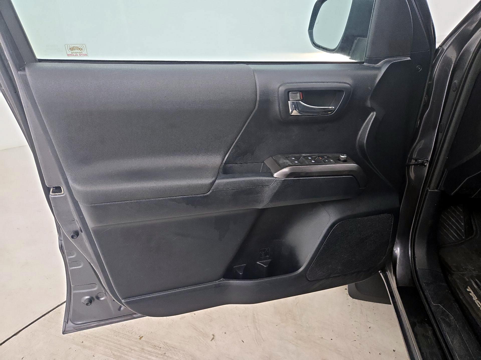 Thumbnail: 2016 Toyota Tacoma - 12