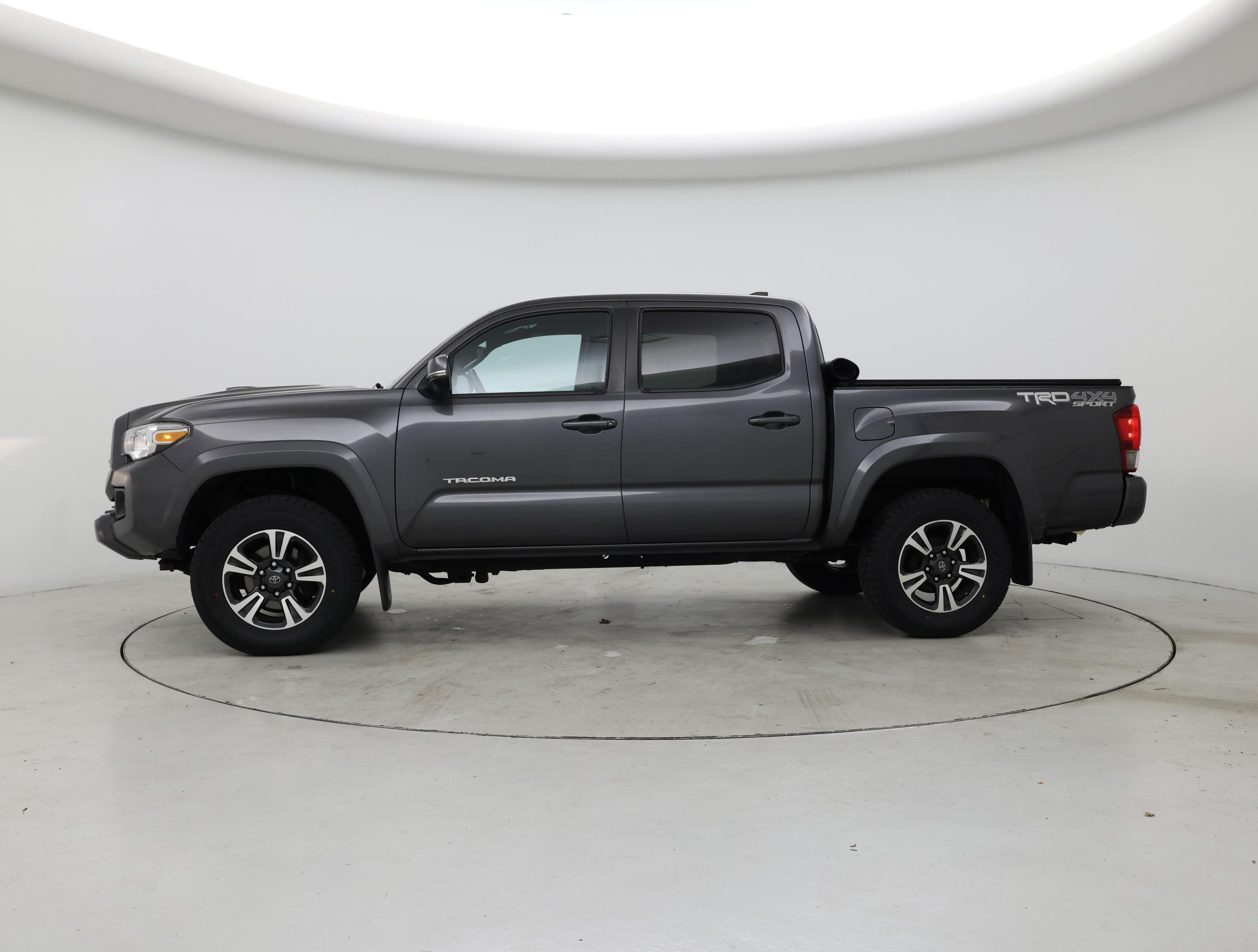 Thumbnail: 2016 Toyota Tacoma - 3