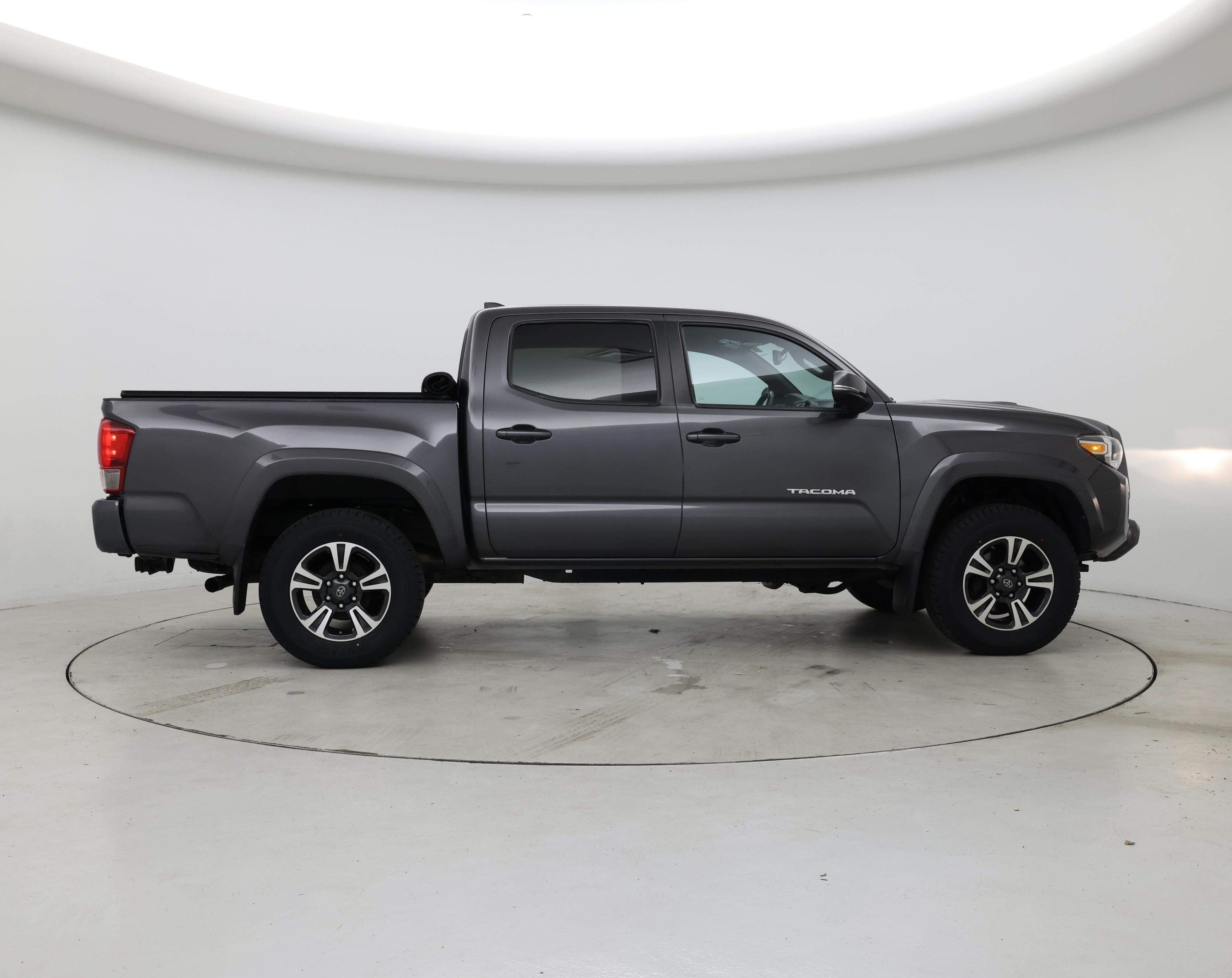 Thumbnail: 2016 Toyota Tacoma - 7