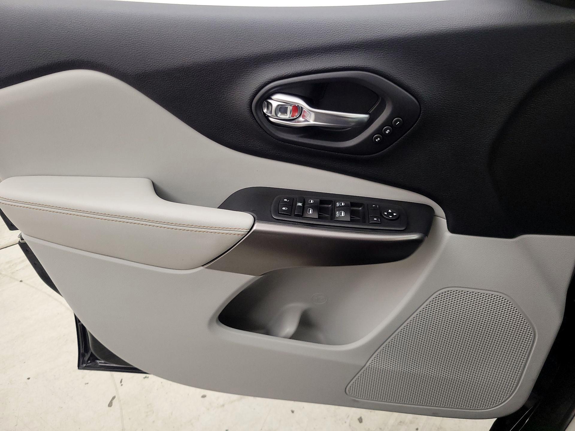 Thumbnail: 2019 Jeep Cherokee - 12