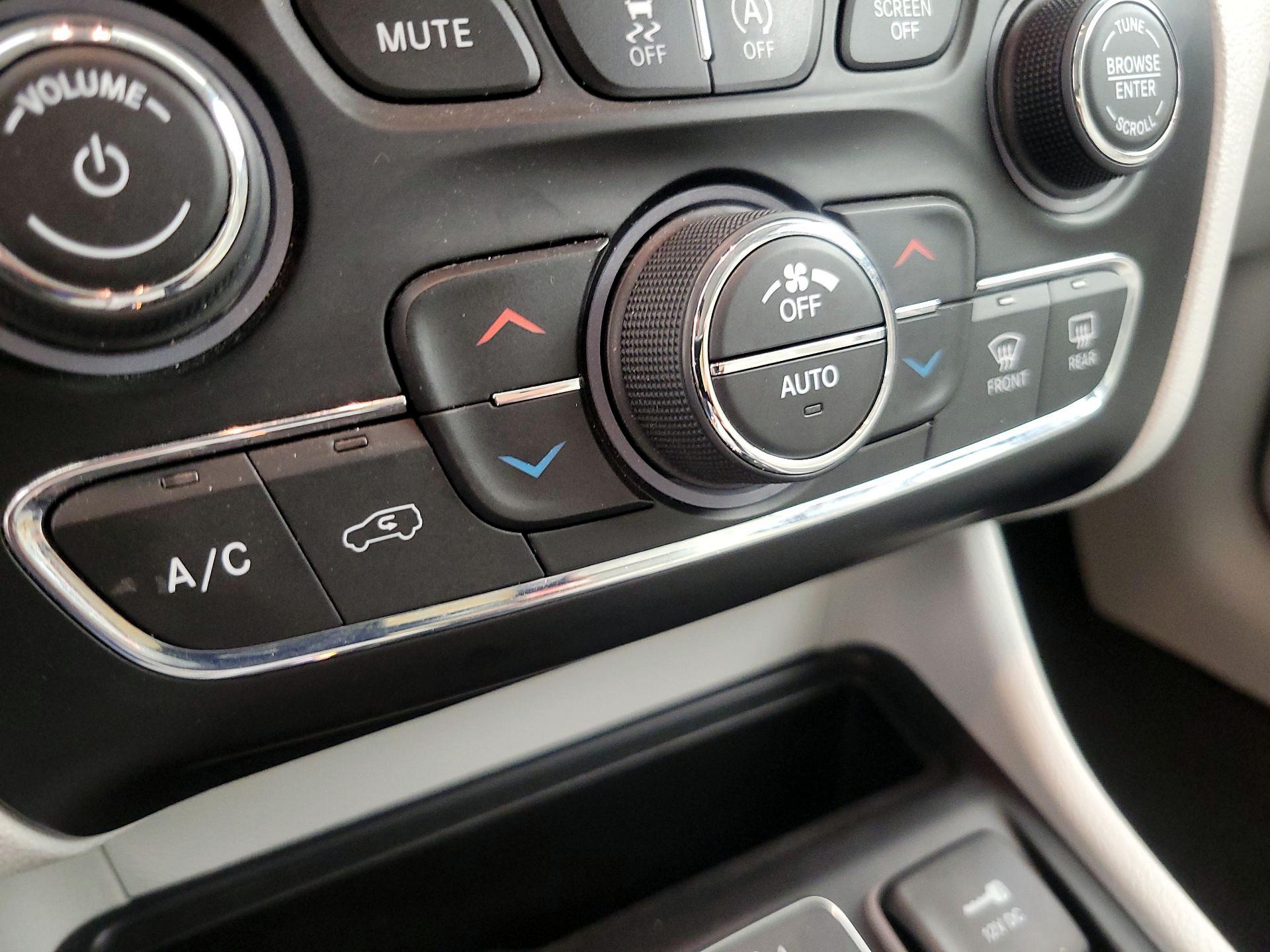 Thumbnail: 2019 Jeep Cherokee - 17