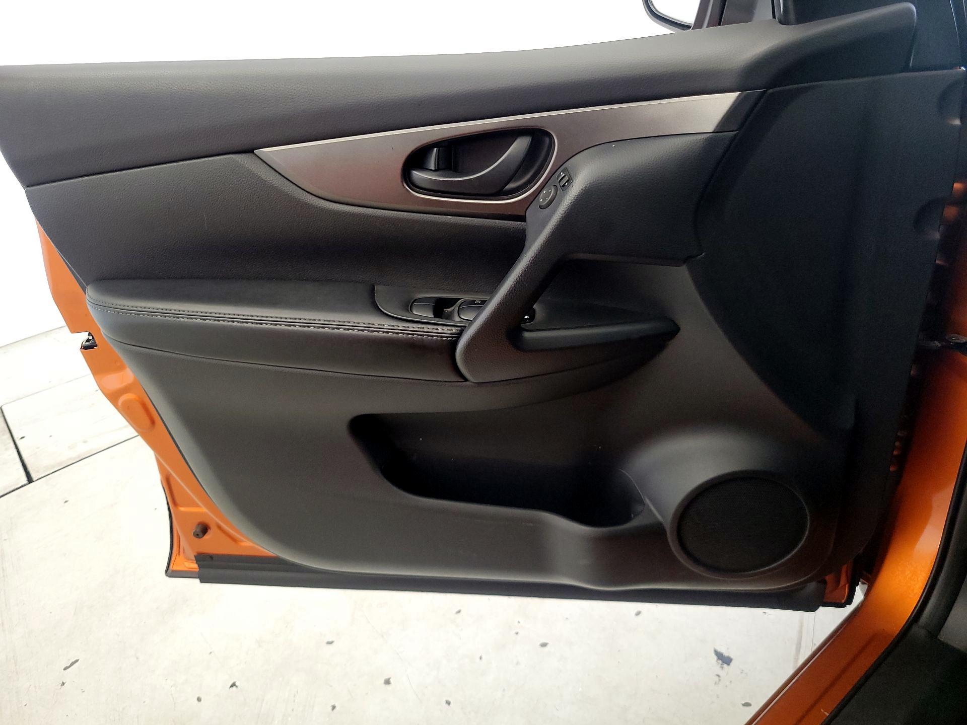 Thumbnail: 2021 Nissan Rogue Sport - 12
