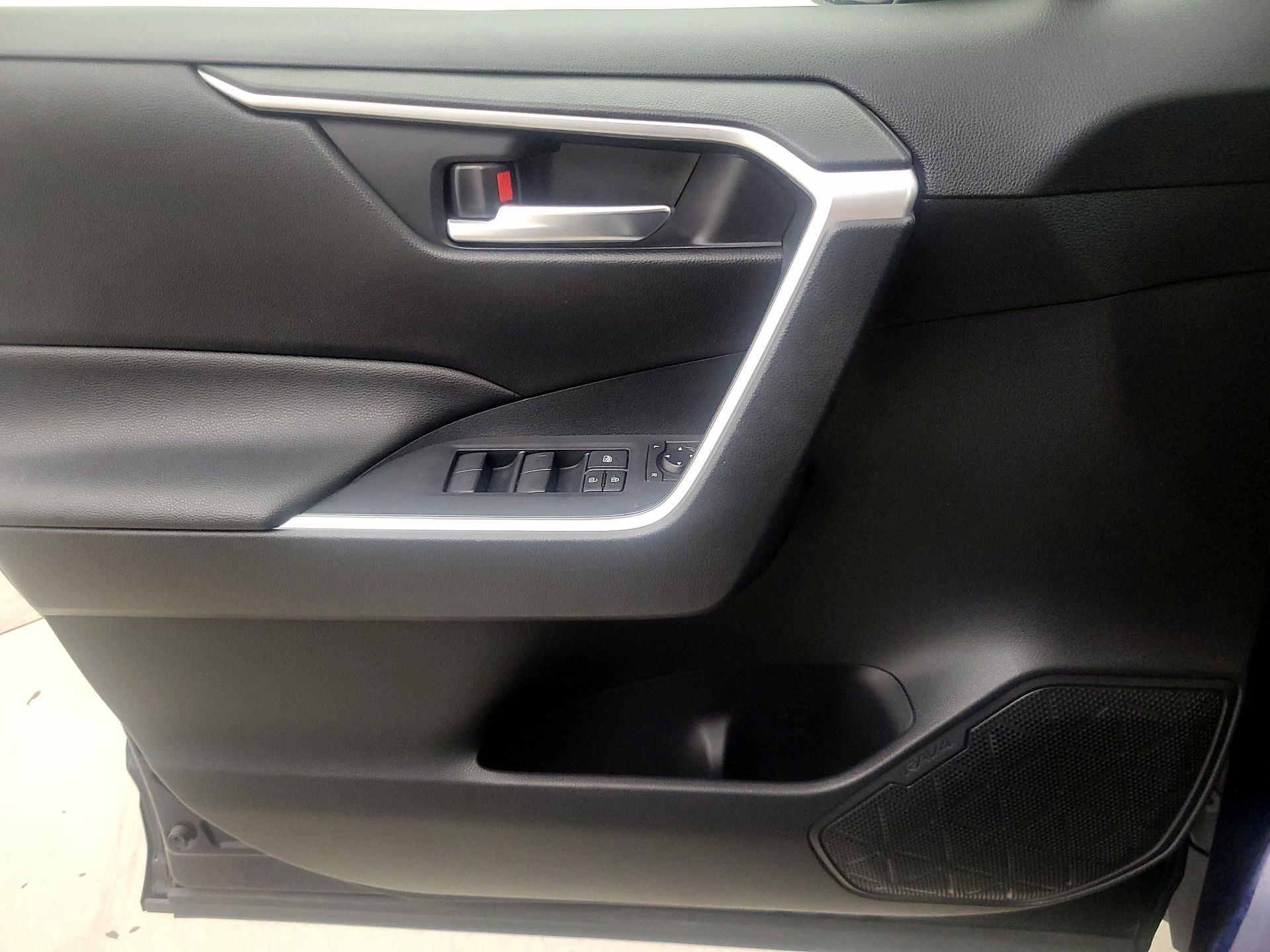 Thumbnail: 2019 Toyota RAV4 - 12