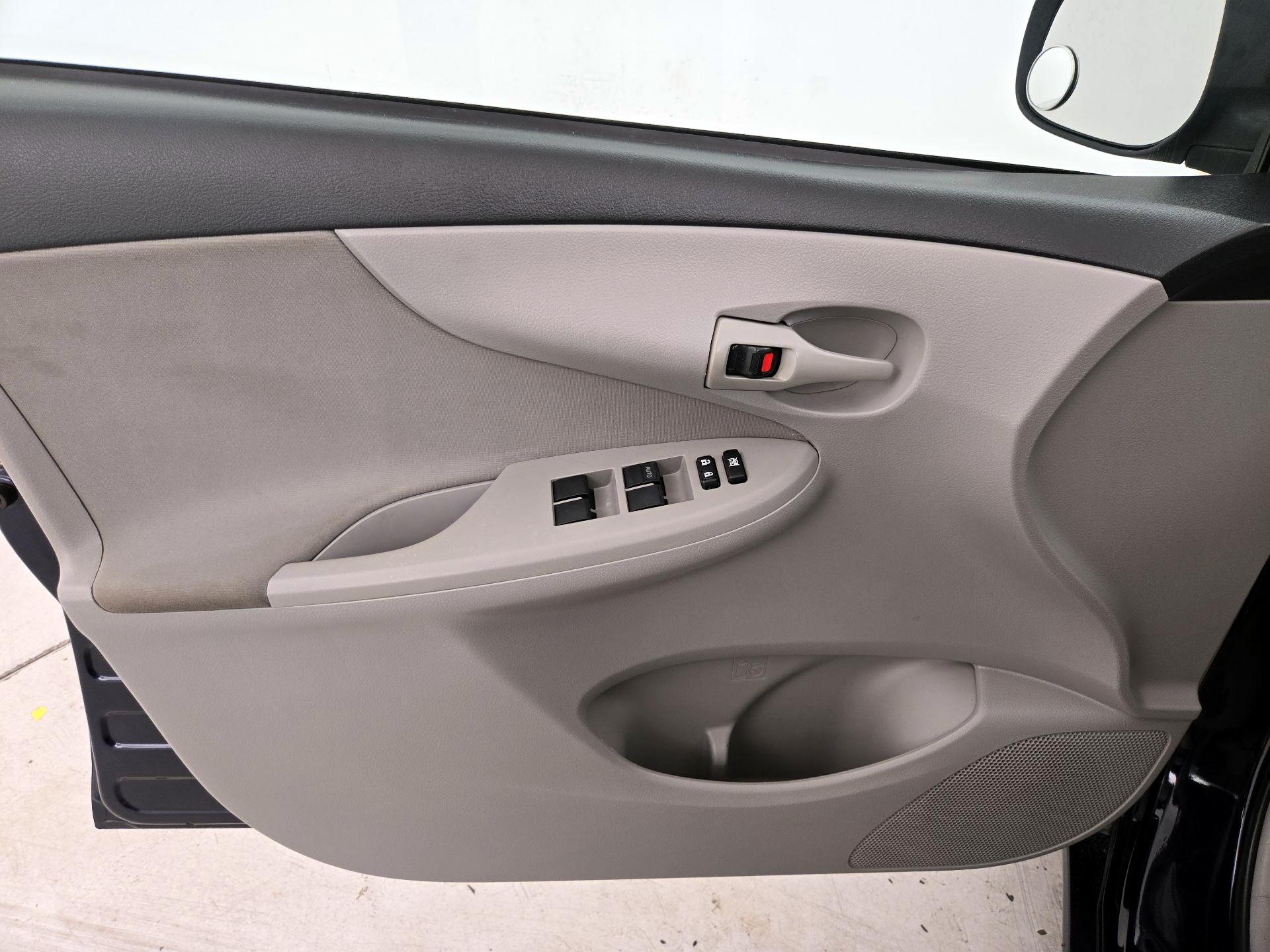 Thumbnail: 2013 Toyota Corolla - 12