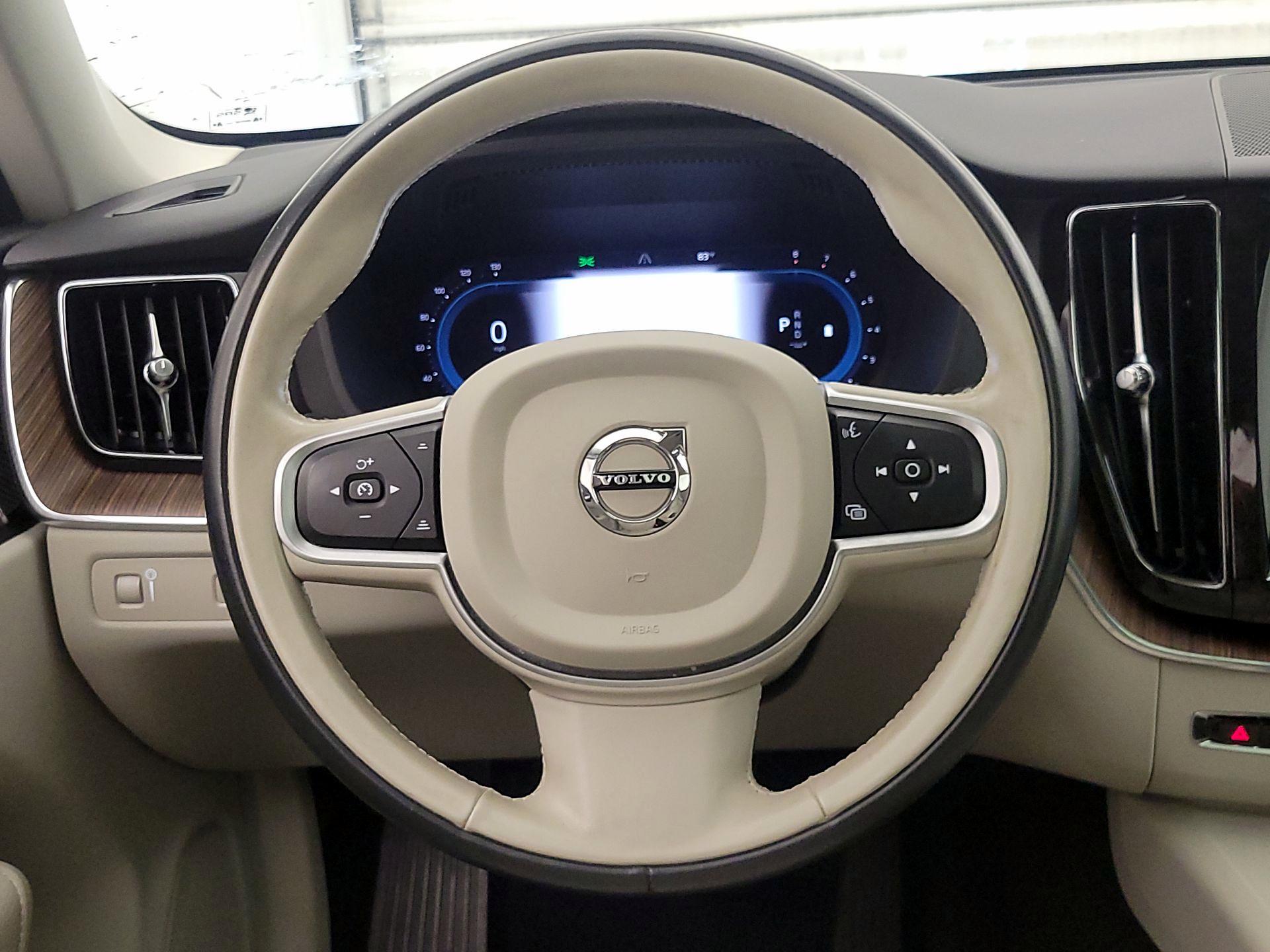Thumbnail: 2022 Volvo XC60 - 10