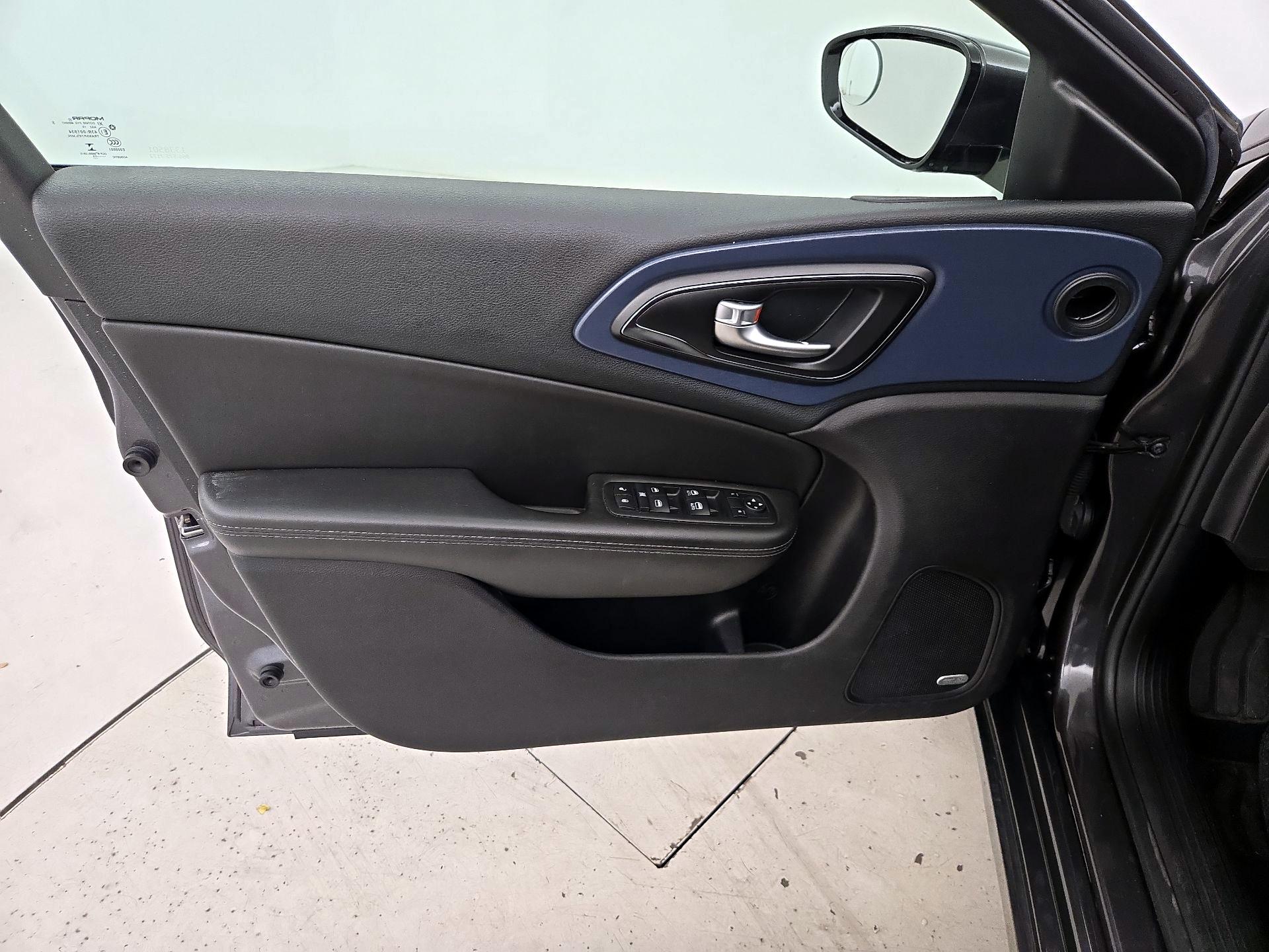 Thumbnail: 2016 Chrysler 200 - 12