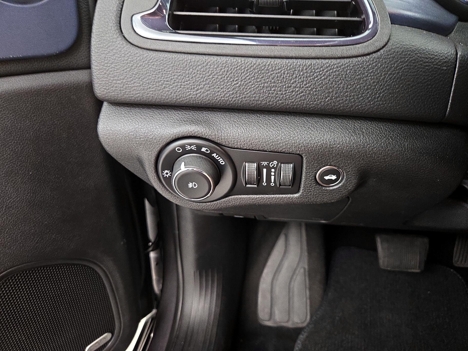 Thumbnail: 2016 Chrysler 200 - 13
