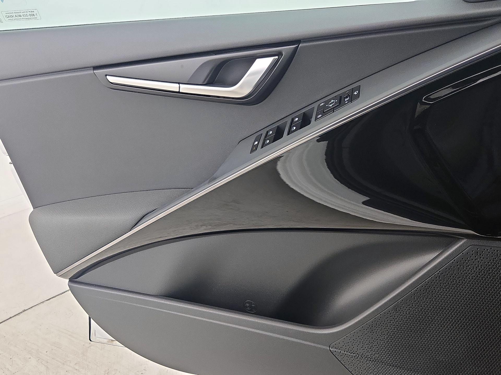 Thumbnail: 2024 Kia Niro - 12