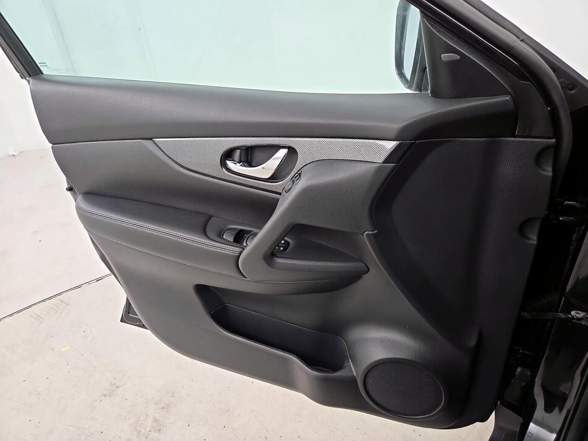 Thumbnail: 2016 Nissan Rogue - 12