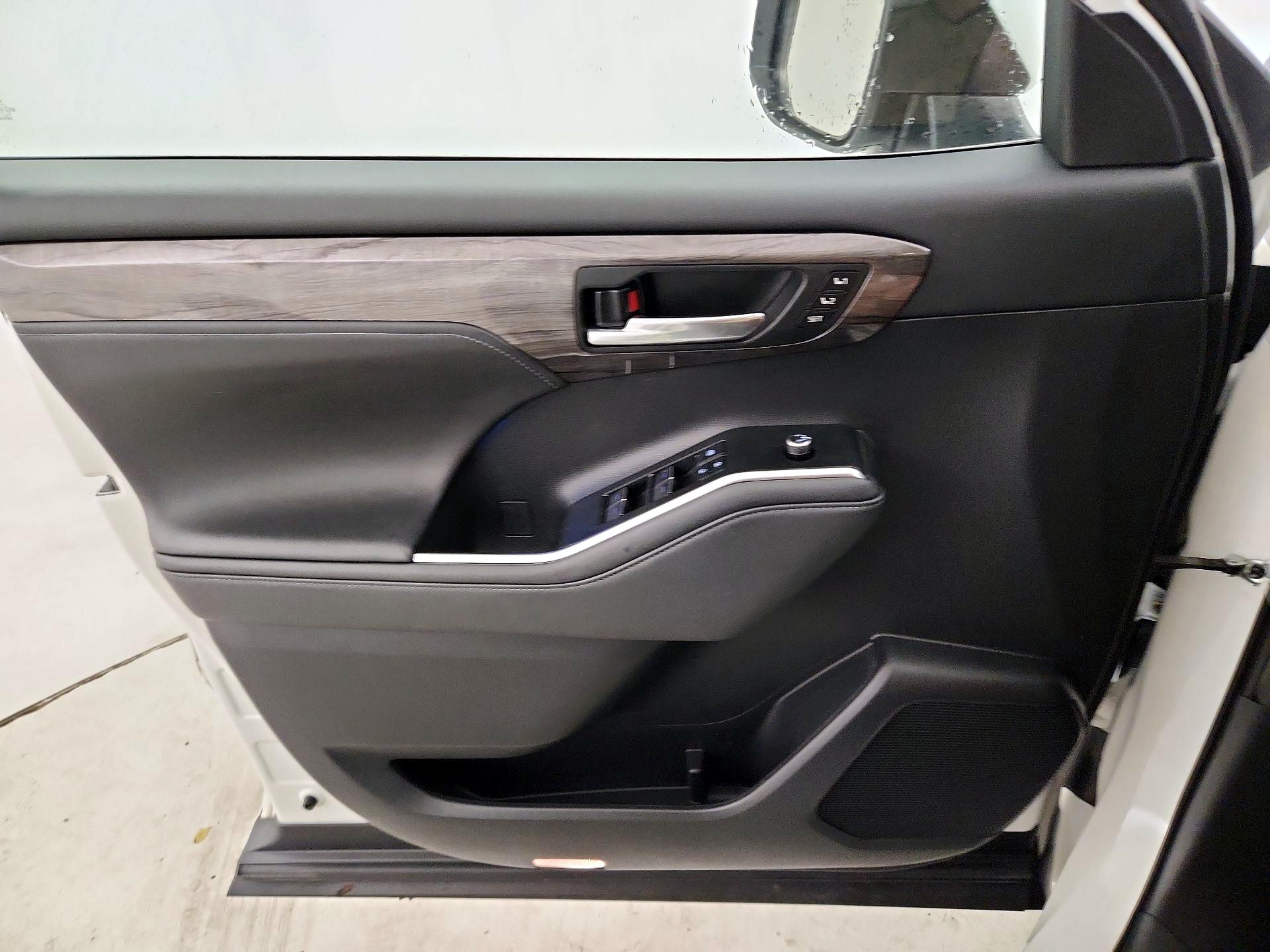 Thumbnail: 2021 Toyota Highlander - 12