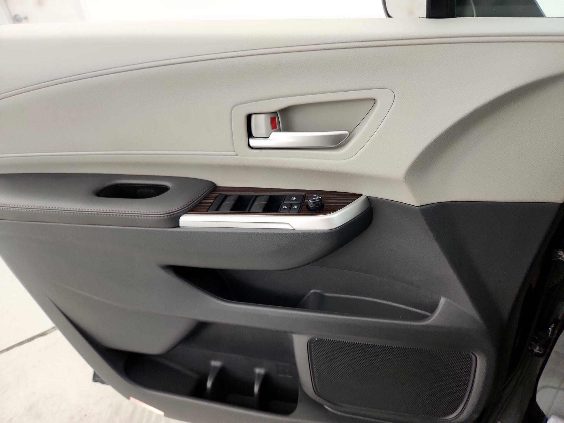 Thumbnail: 2021 Toyota Sienna - 12
