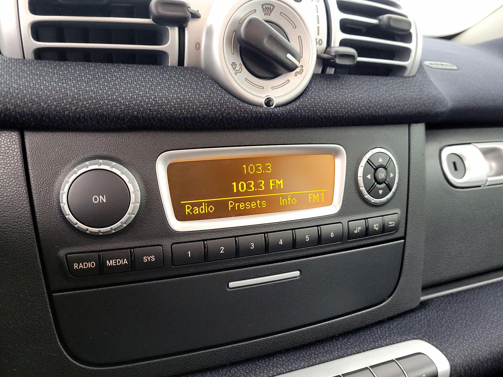 Thumbnail: 2015 smart fortwo - 13