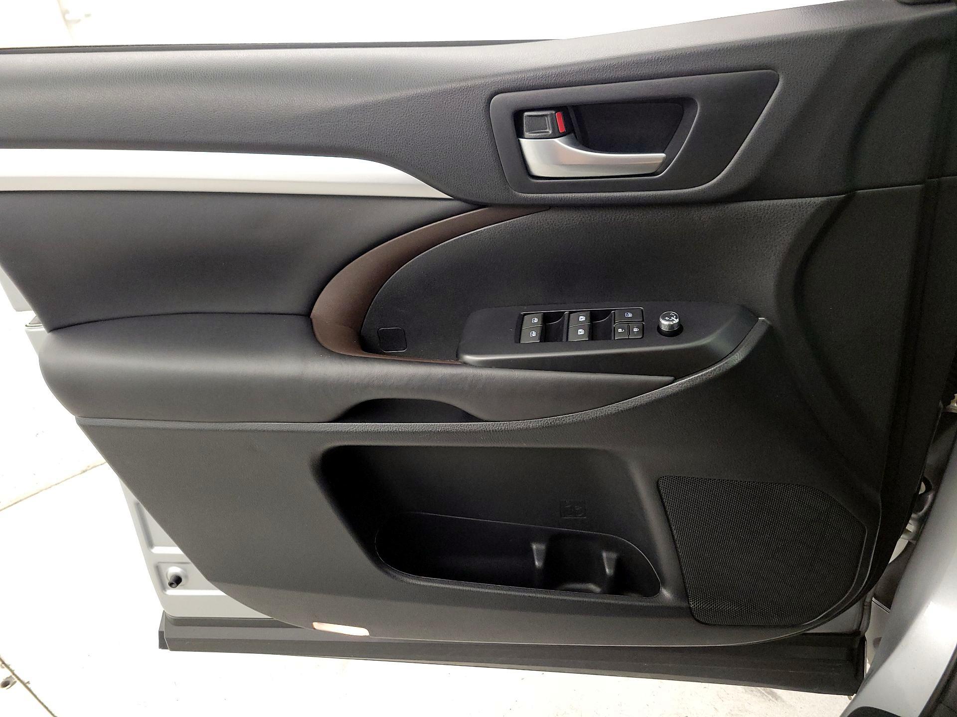 Thumbnail: 2016 Toyota Highlander - 12