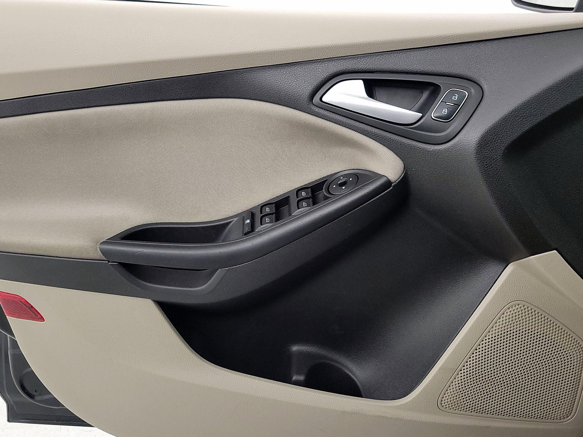 Thumbnail: 2015 Ford Focus - 12