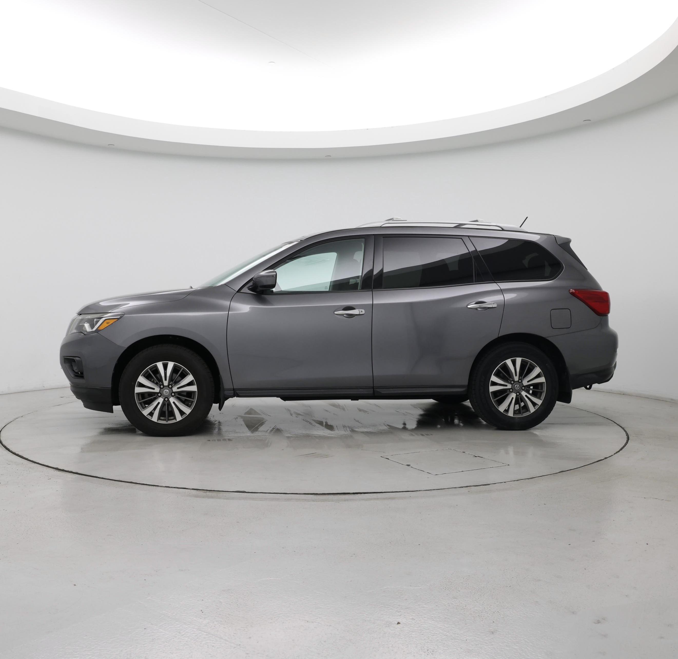 Thumbnail: 2017 Nissan Pathfinder - 3