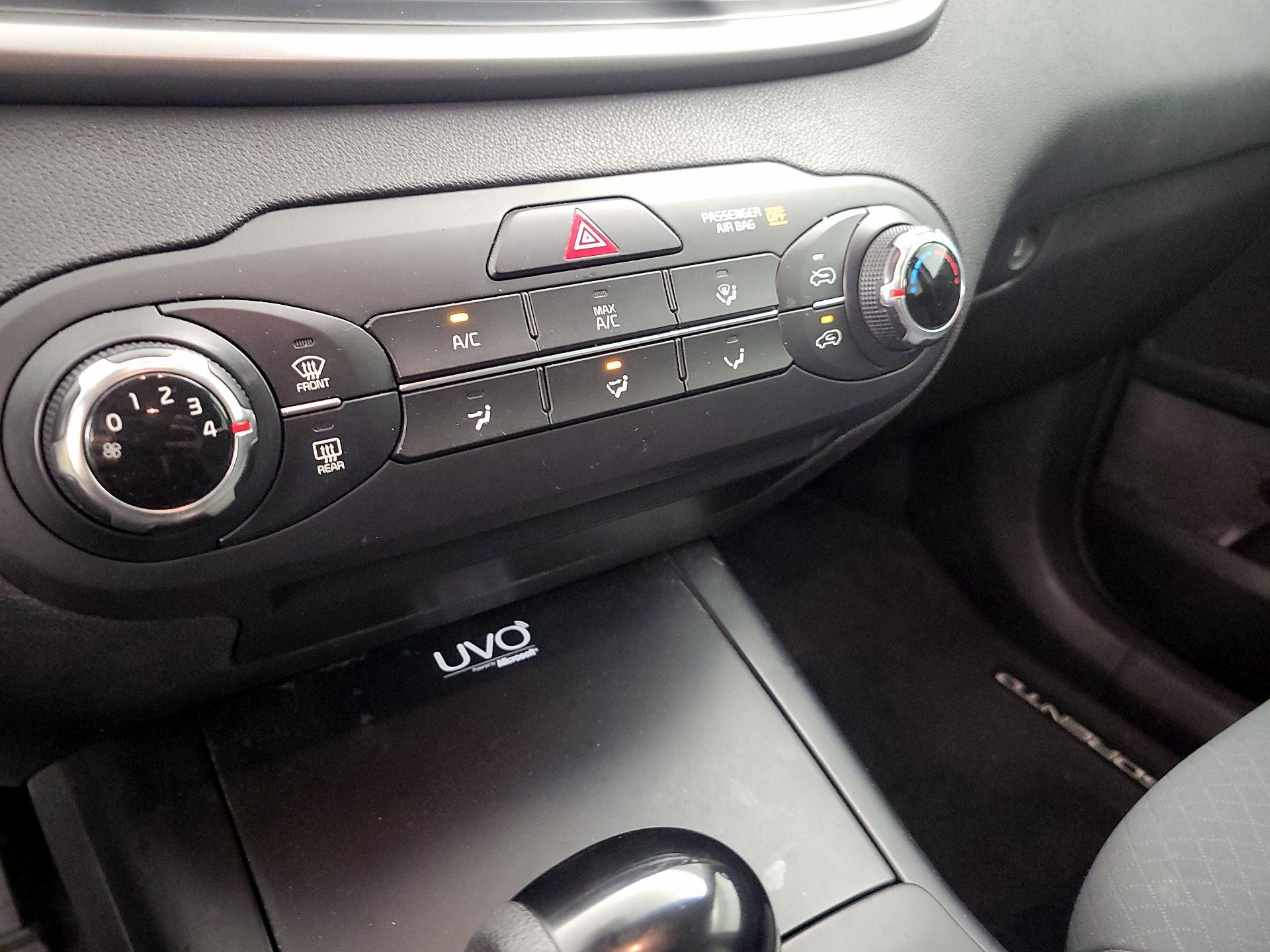 Thumbnail: 2016 Kia Sorento - 16