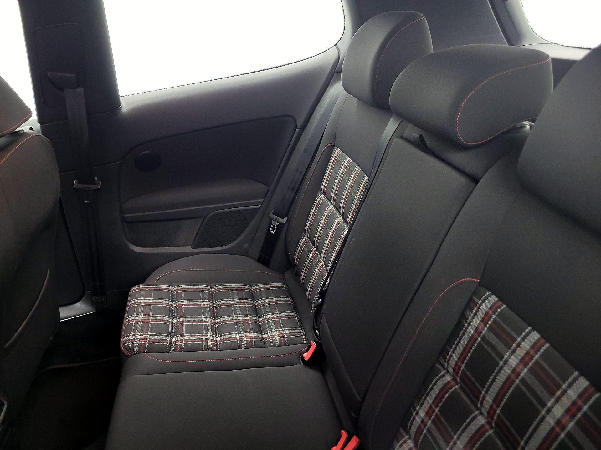 Thumbnail: 2013 Volkswagen Golf - 17
