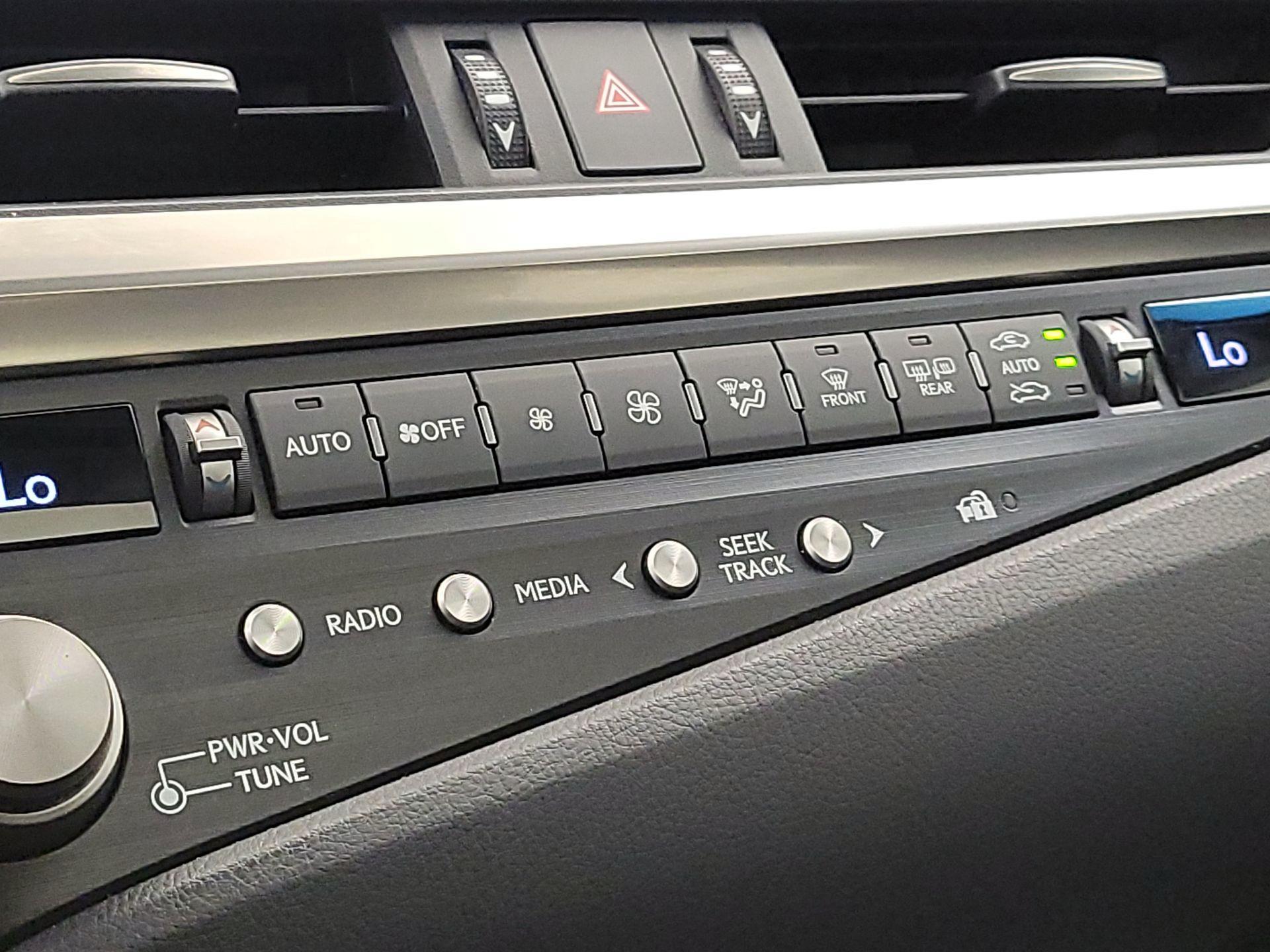 Thumbnail: 2021 Lexus ES - 17
