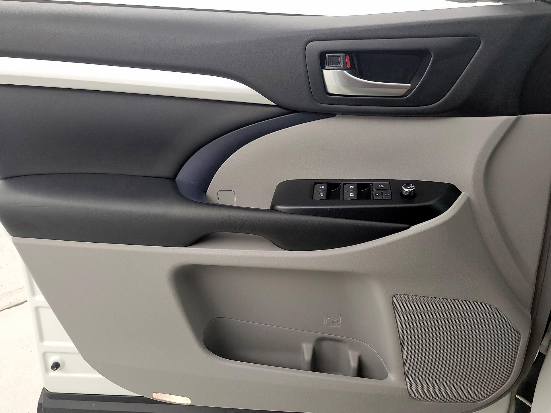 Thumbnail: 2019 Toyota Highlander - 12