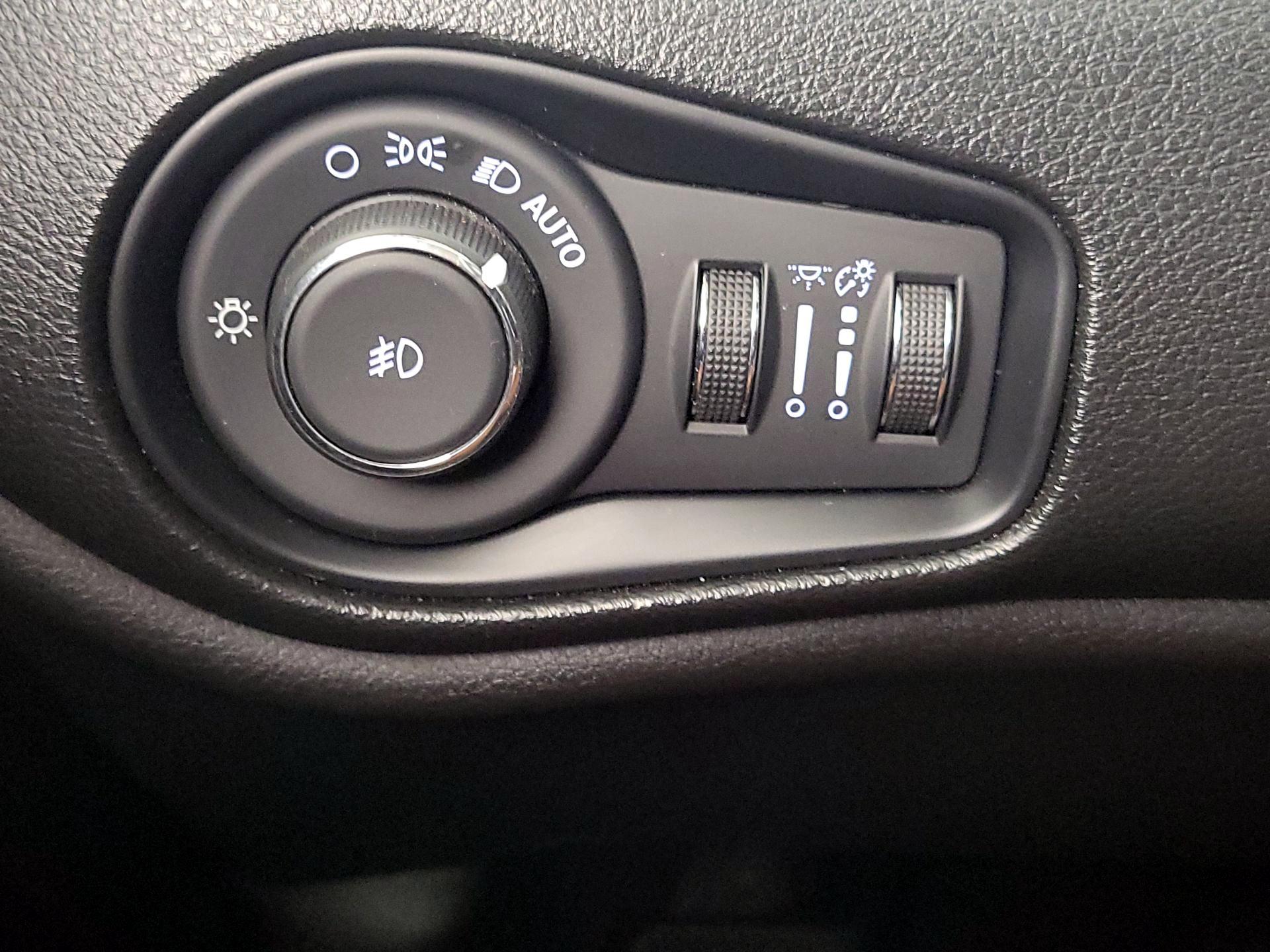 Thumbnail: 2018 Jeep Renegade - 13