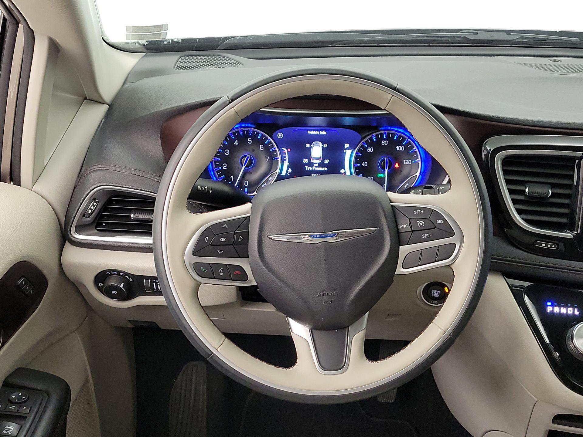 Thumbnail: 2017 Chrysler Pacifica - 10