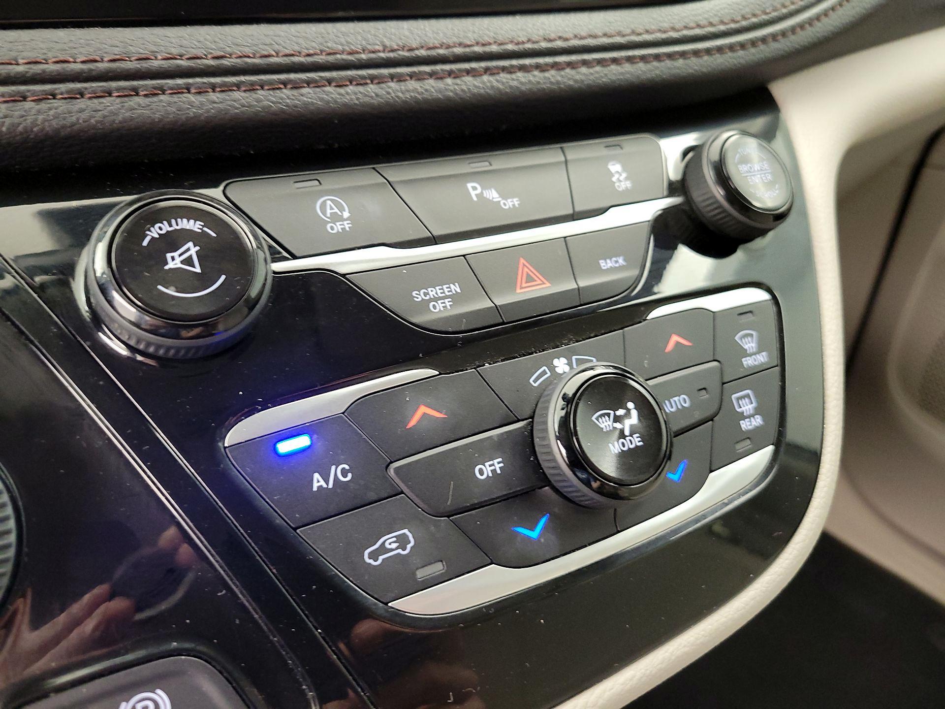 Thumbnail: 2017 Chrysler Pacifica - 17