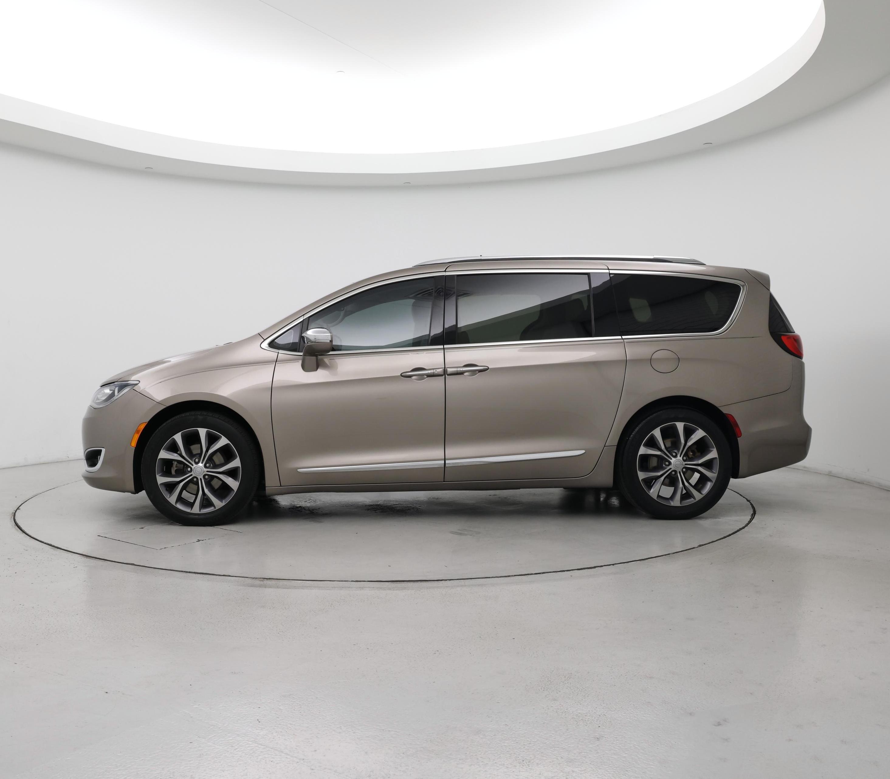 Thumbnail: 2017 Chrysler Pacifica - 3