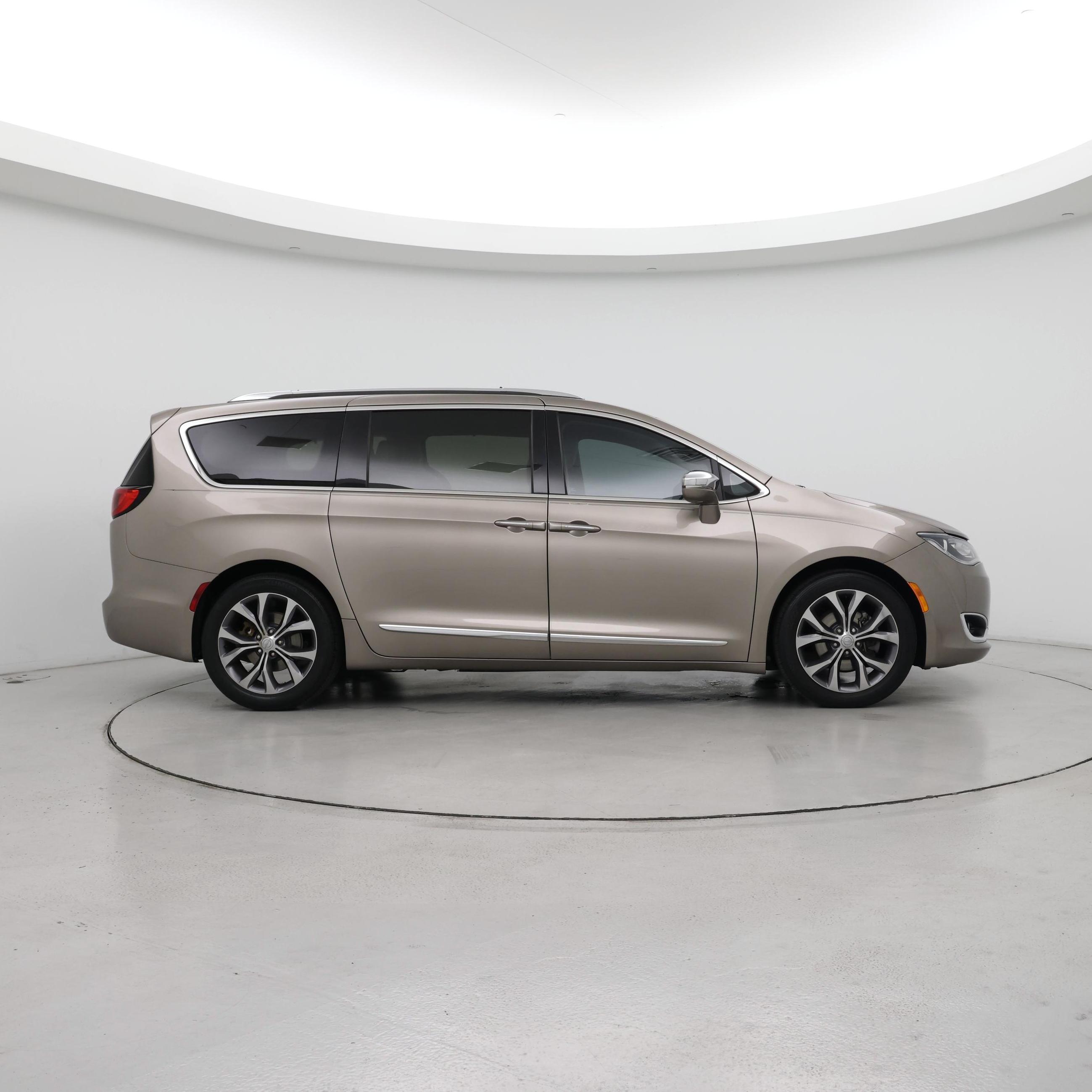 Thumbnail: 2017 Chrysler Pacifica - 7