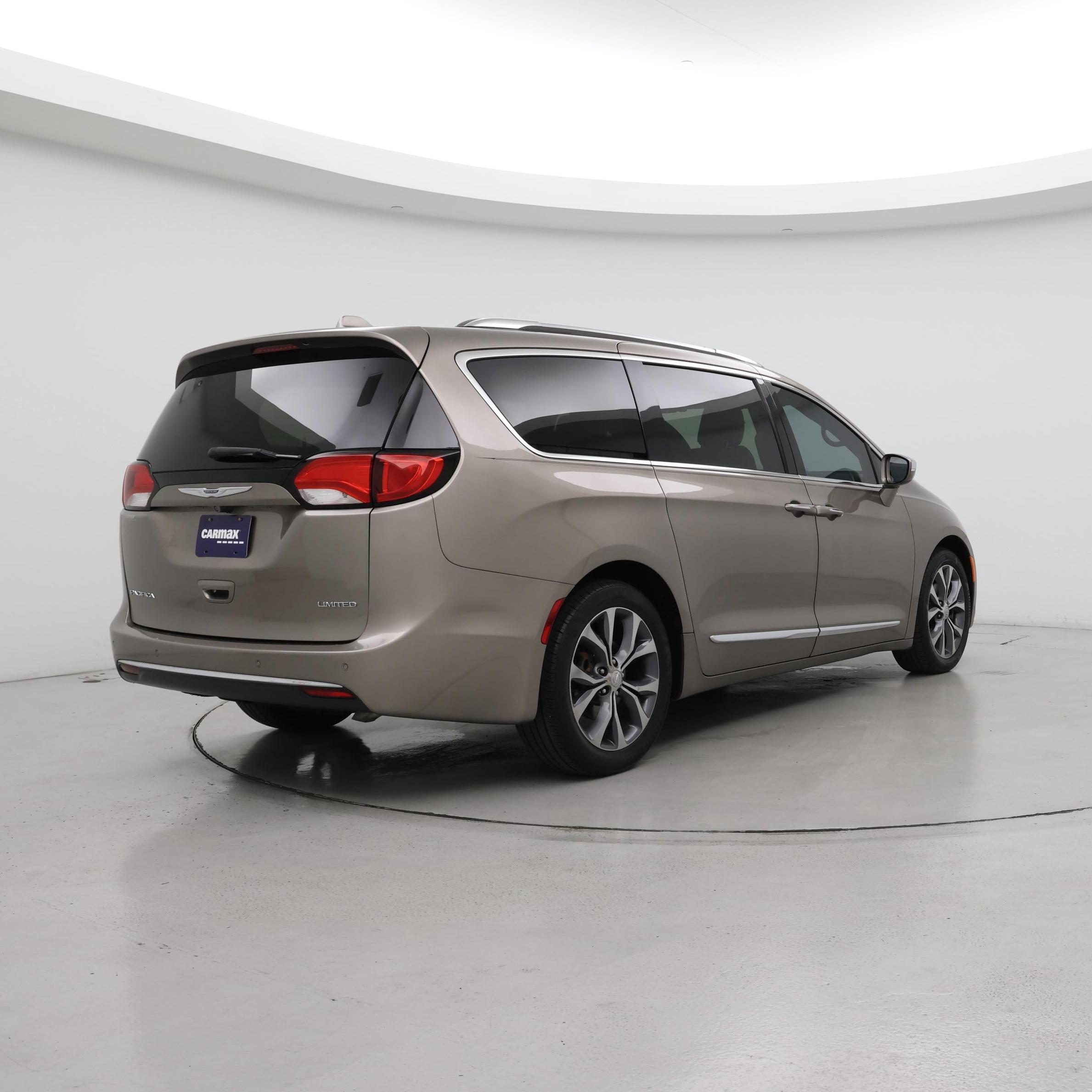 Thumbnail: 2017 Chrysler Pacifica - 8
