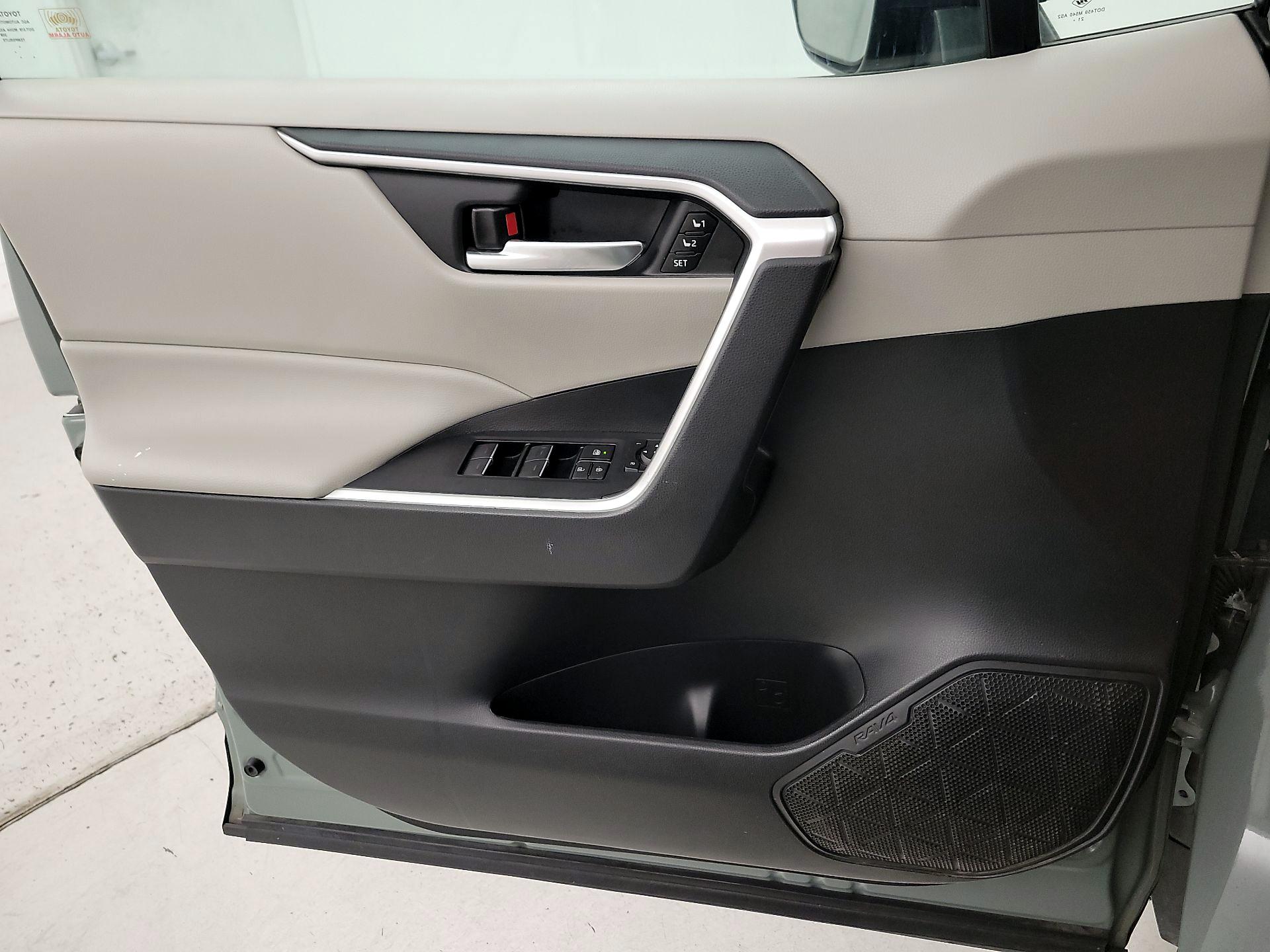 Thumbnail: 2022 Toyota RAV4 - 12