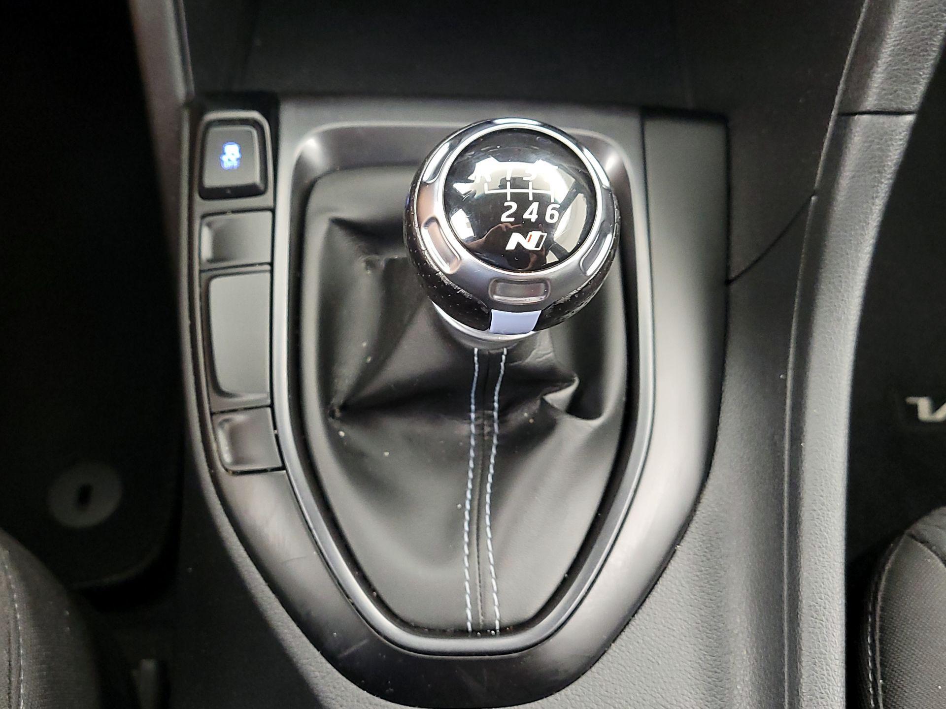 Thumbnail: 2020 Hyundai Veloster - 17