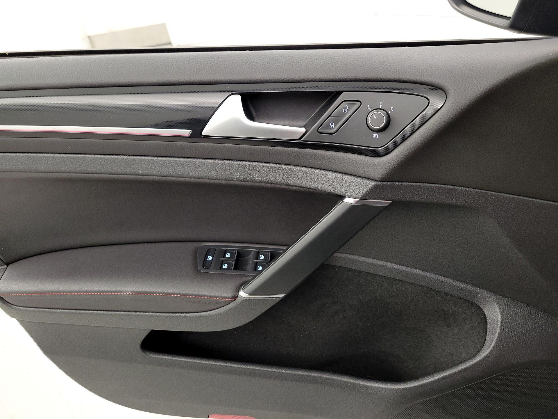 Thumbnail: 2016 Volkswagen Golf - 12