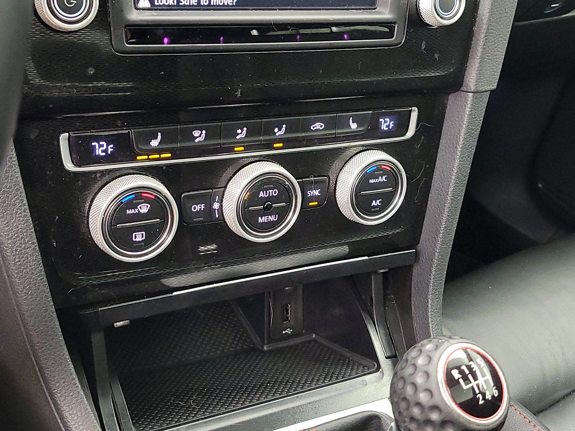Thumbnail: 2016 Volkswagen Golf - 17