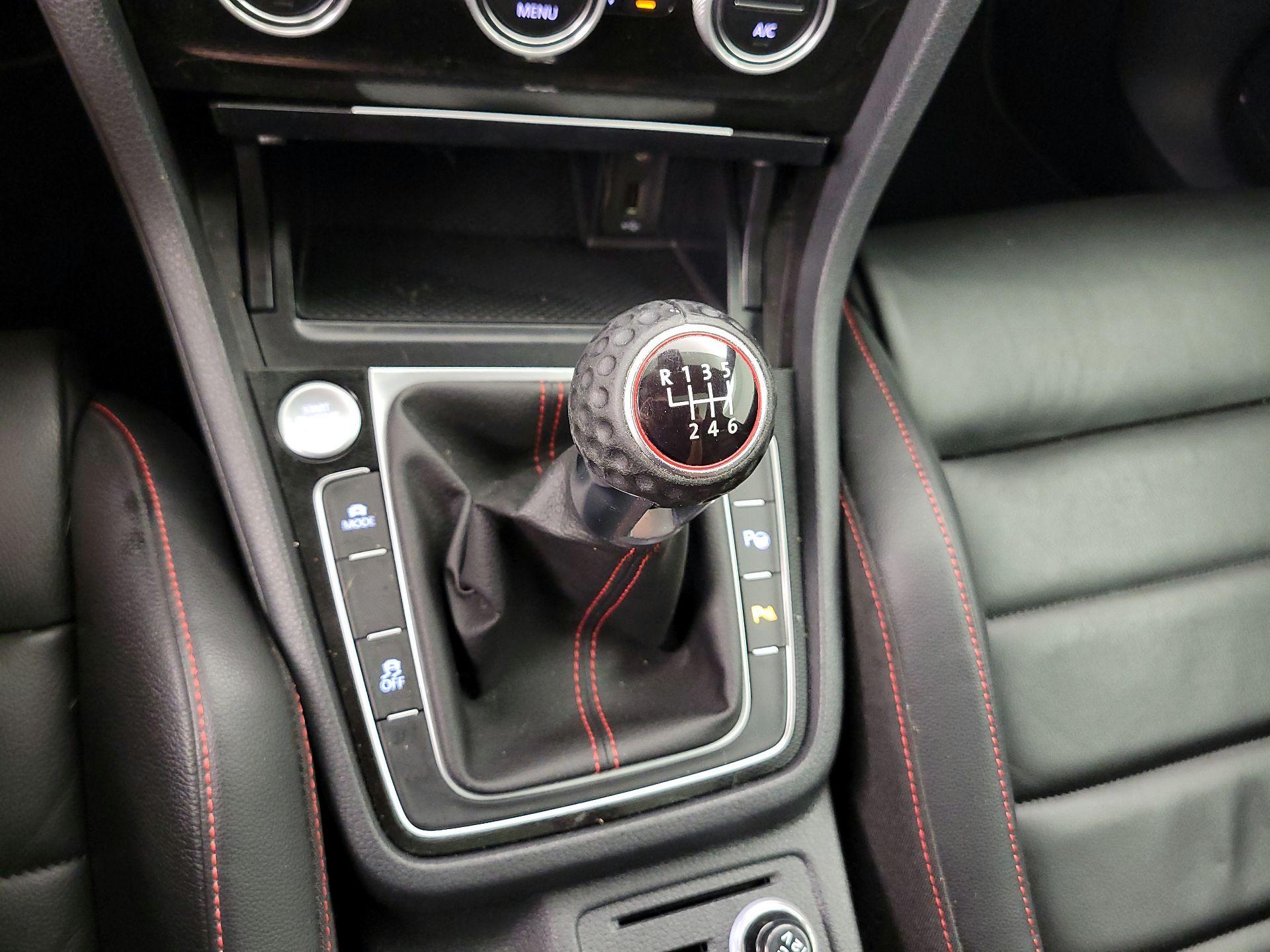 Thumbnail: 2016 Volkswagen Golf - 18