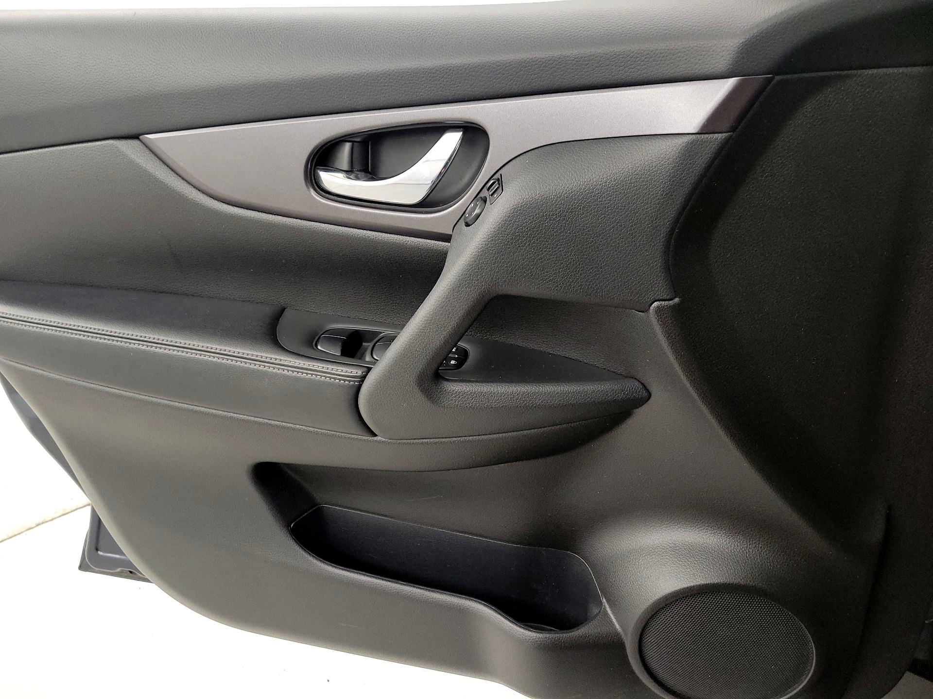 Thumbnail: 2016 Nissan Rogue - 12