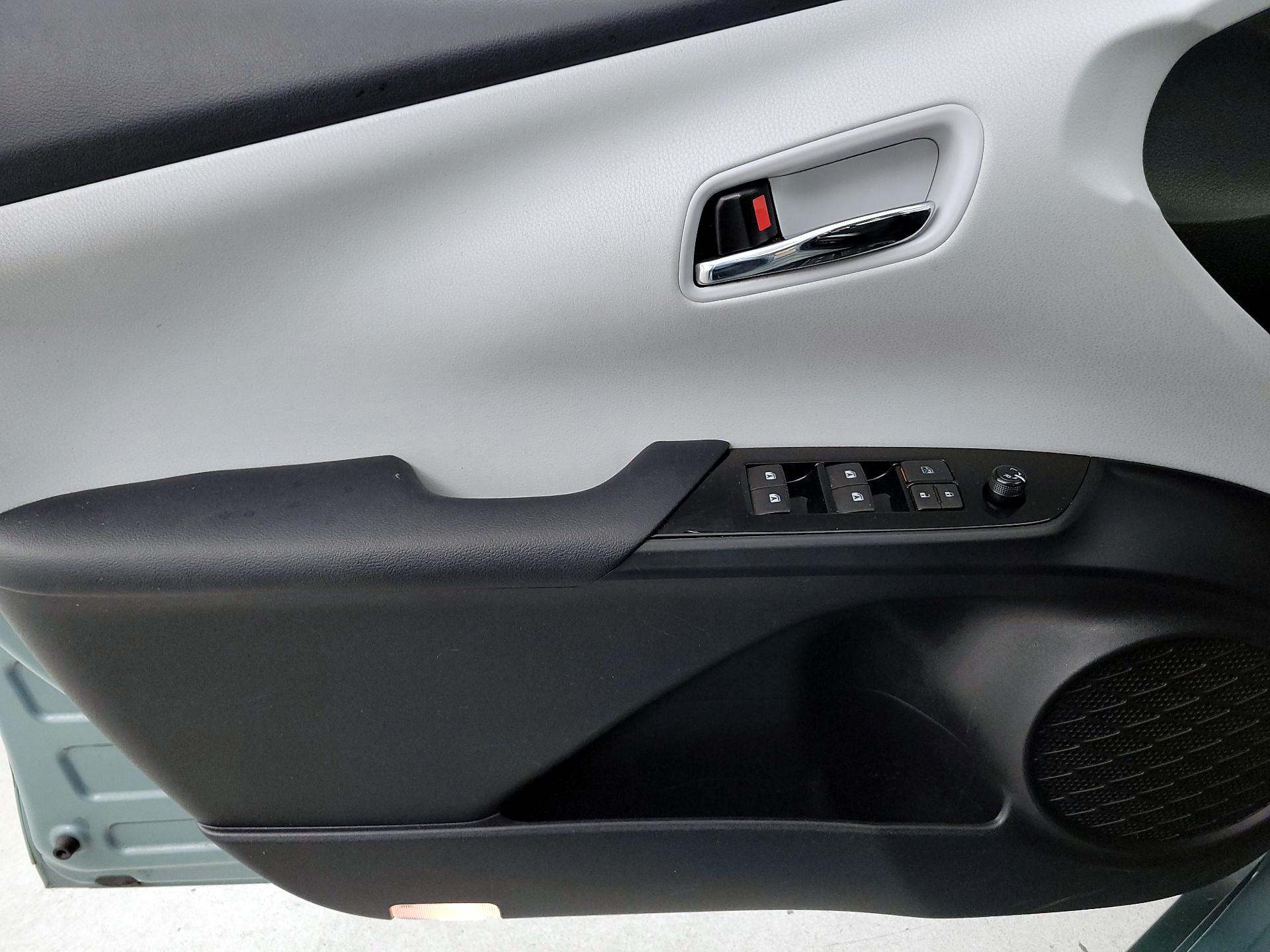 Thumbnail: 2016 Toyota Prius - 12