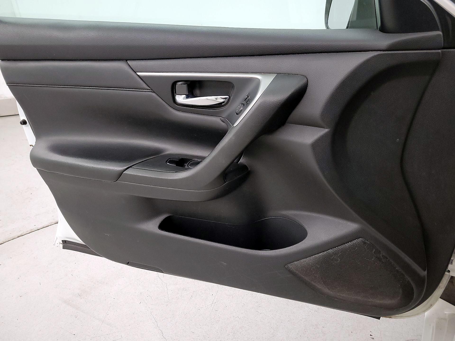 Thumbnail: 2015 Nissan Altima - 12